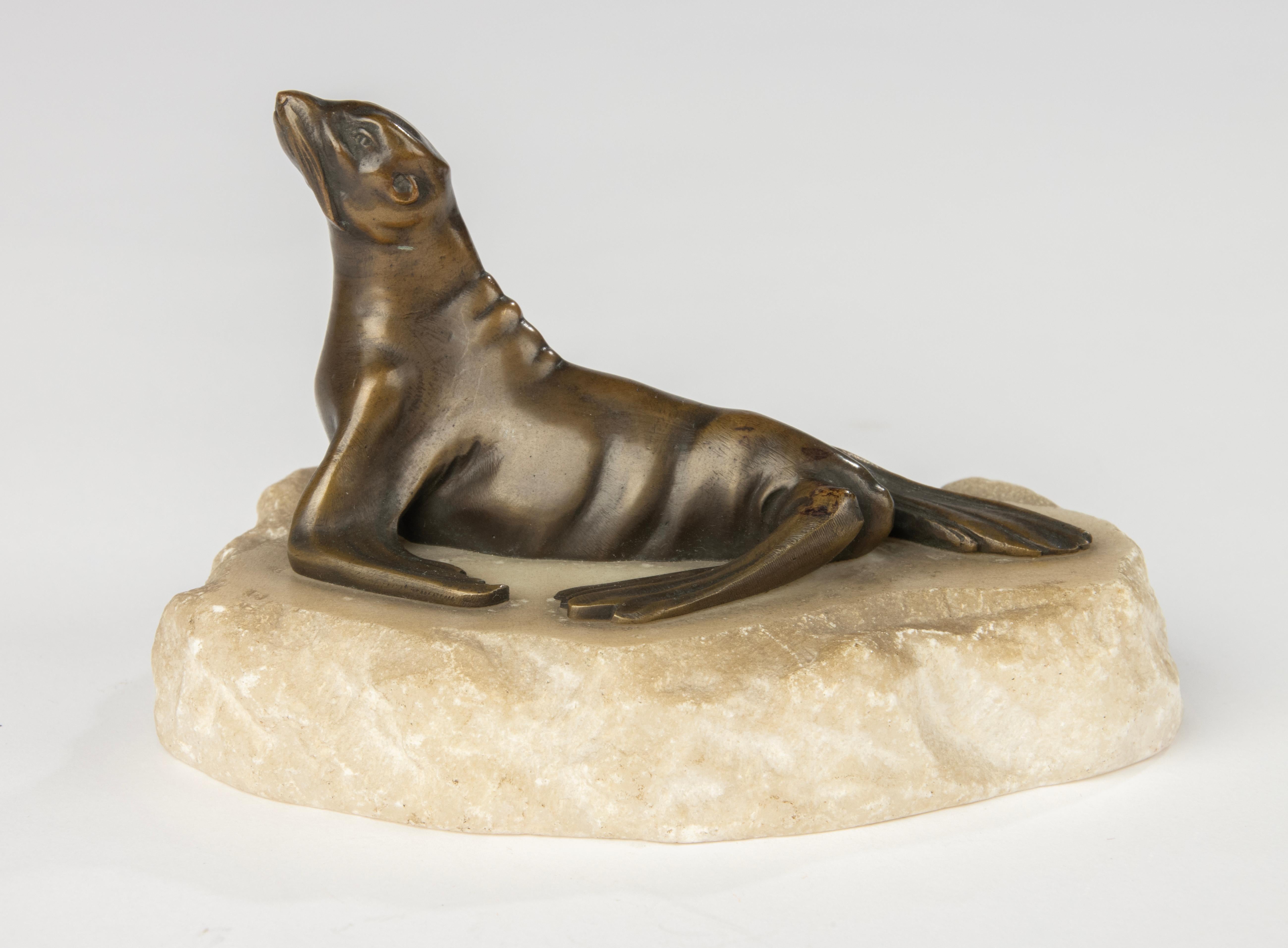 Francese Scultura in bronzo della fine del XIX secolo raffigurante un leone marino su una base di alabastro in vendita