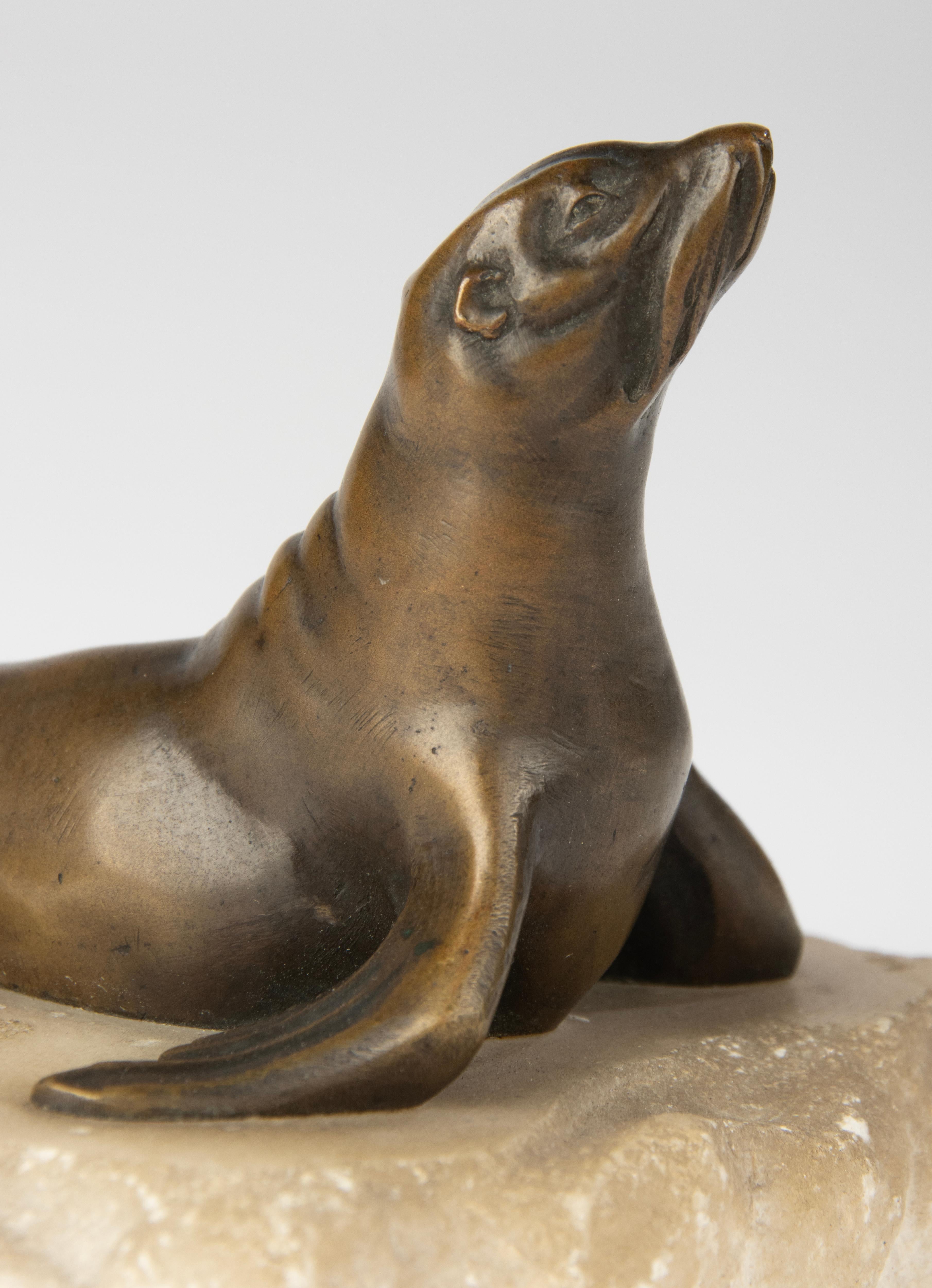 Calco Scultura in bronzo della fine del XIX secolo raffigurante un leone marino su una base di alabastro in vendita