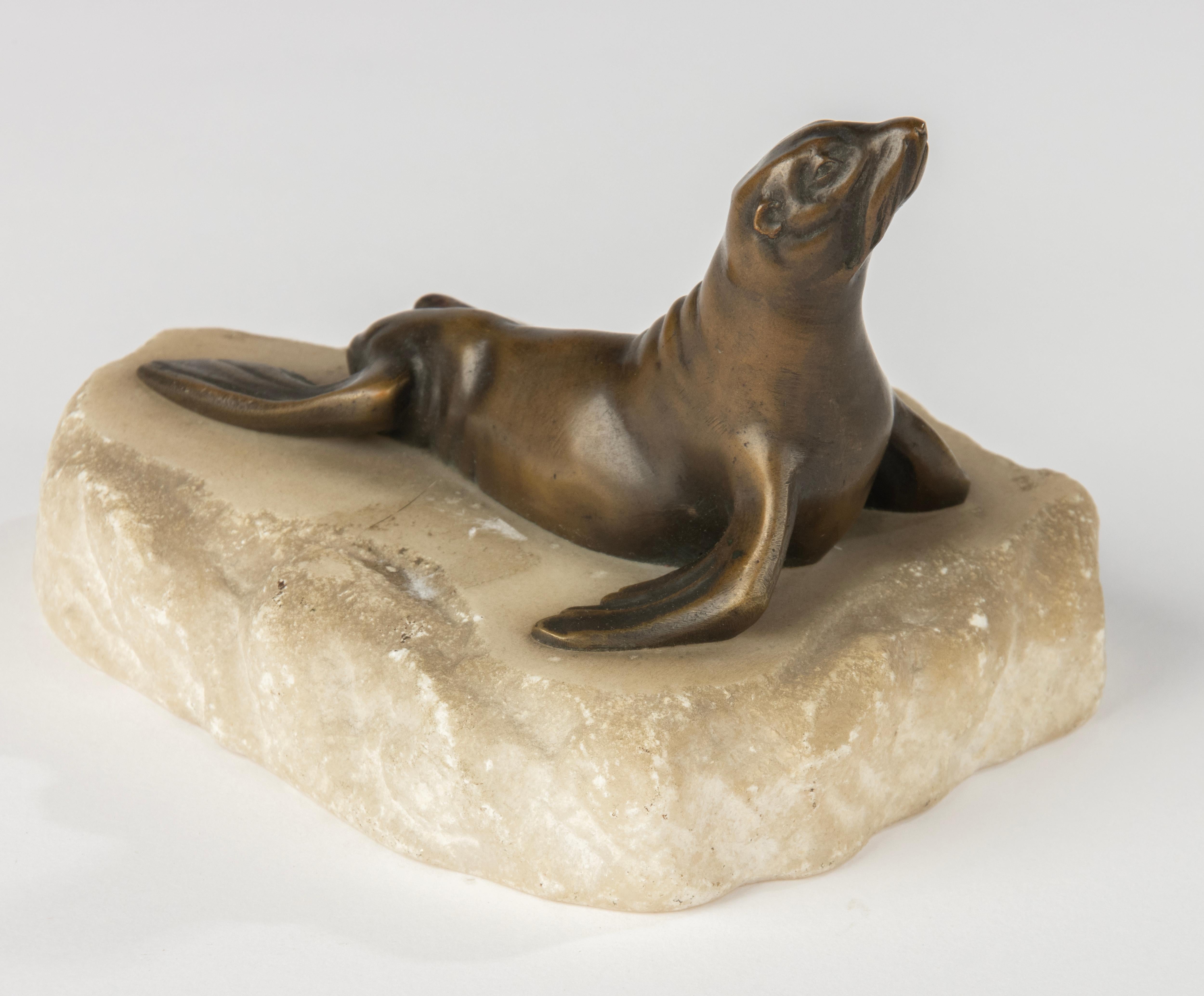Scultura in bronzo della fine del XIX secolo raffigurante un leone marino su una base di alabastro In condizioni buone in vendita a Casteren, Noord-Brabant