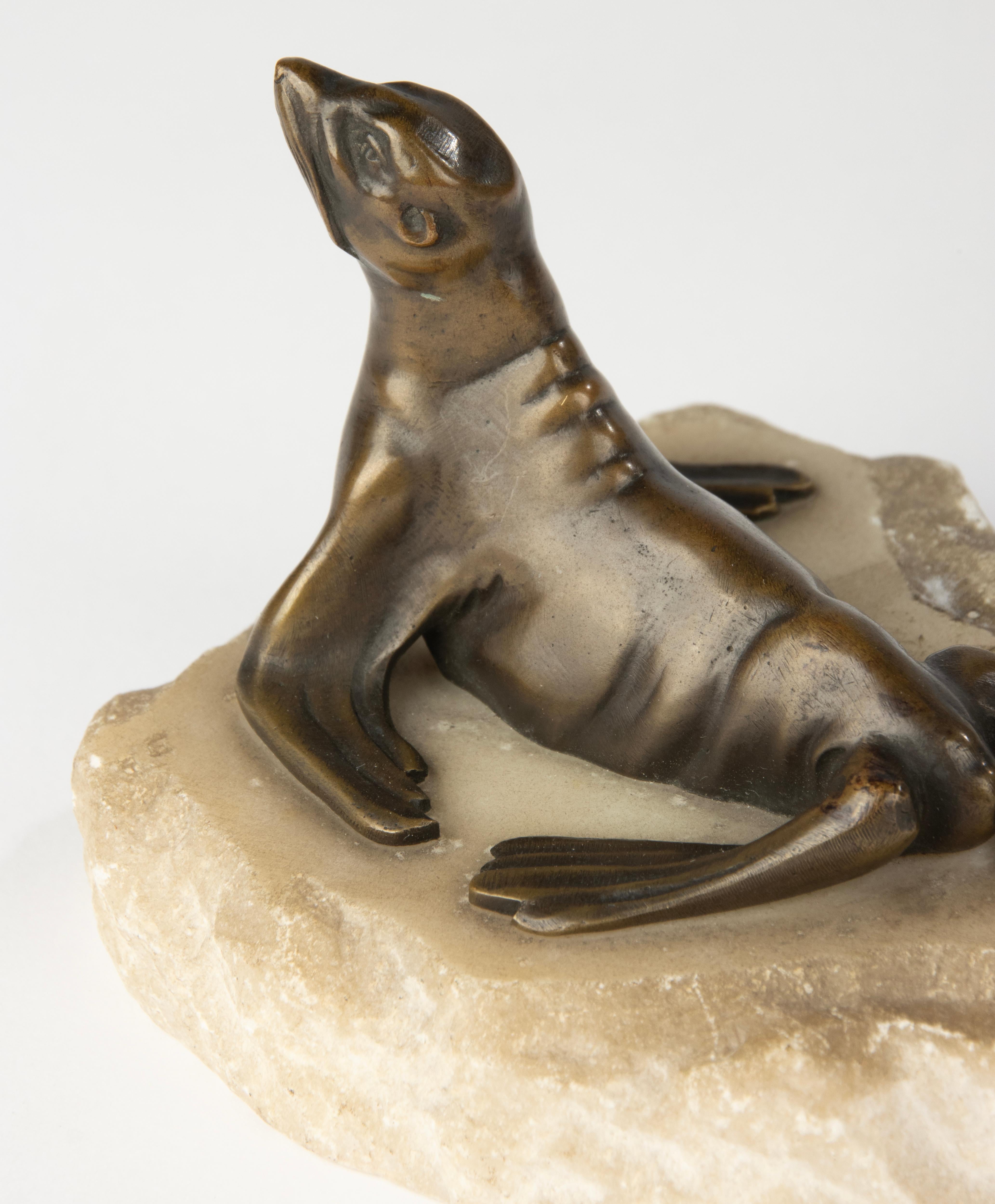 Bronzo Scultura in bronzo della fine del XIX secolo raffigurante un leone marino su una base di alabastro in vendita