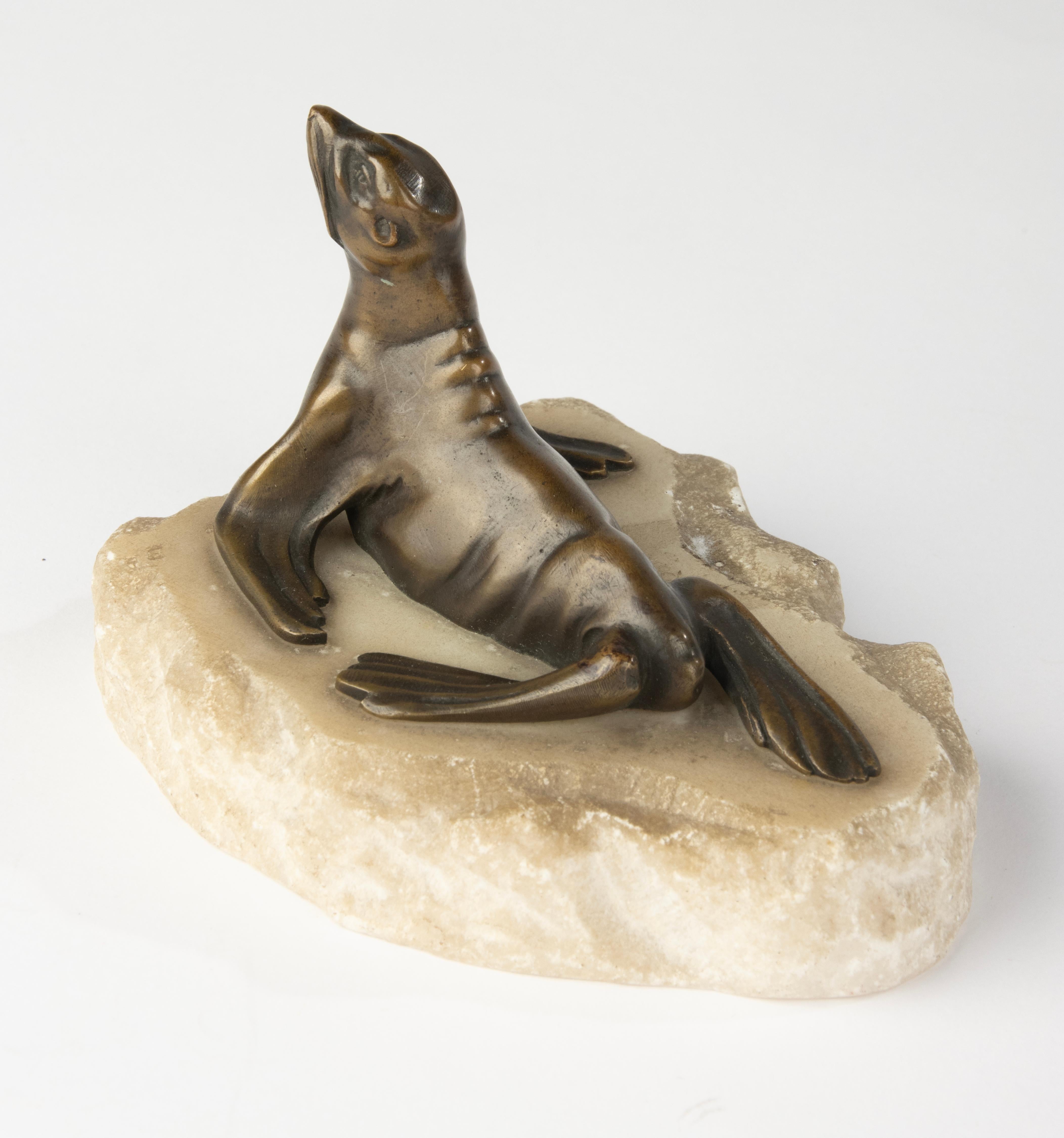 Scultura in bronzo della fine del XIX secolo raffigurante un leone marino su una base di alabastro in vendita 1