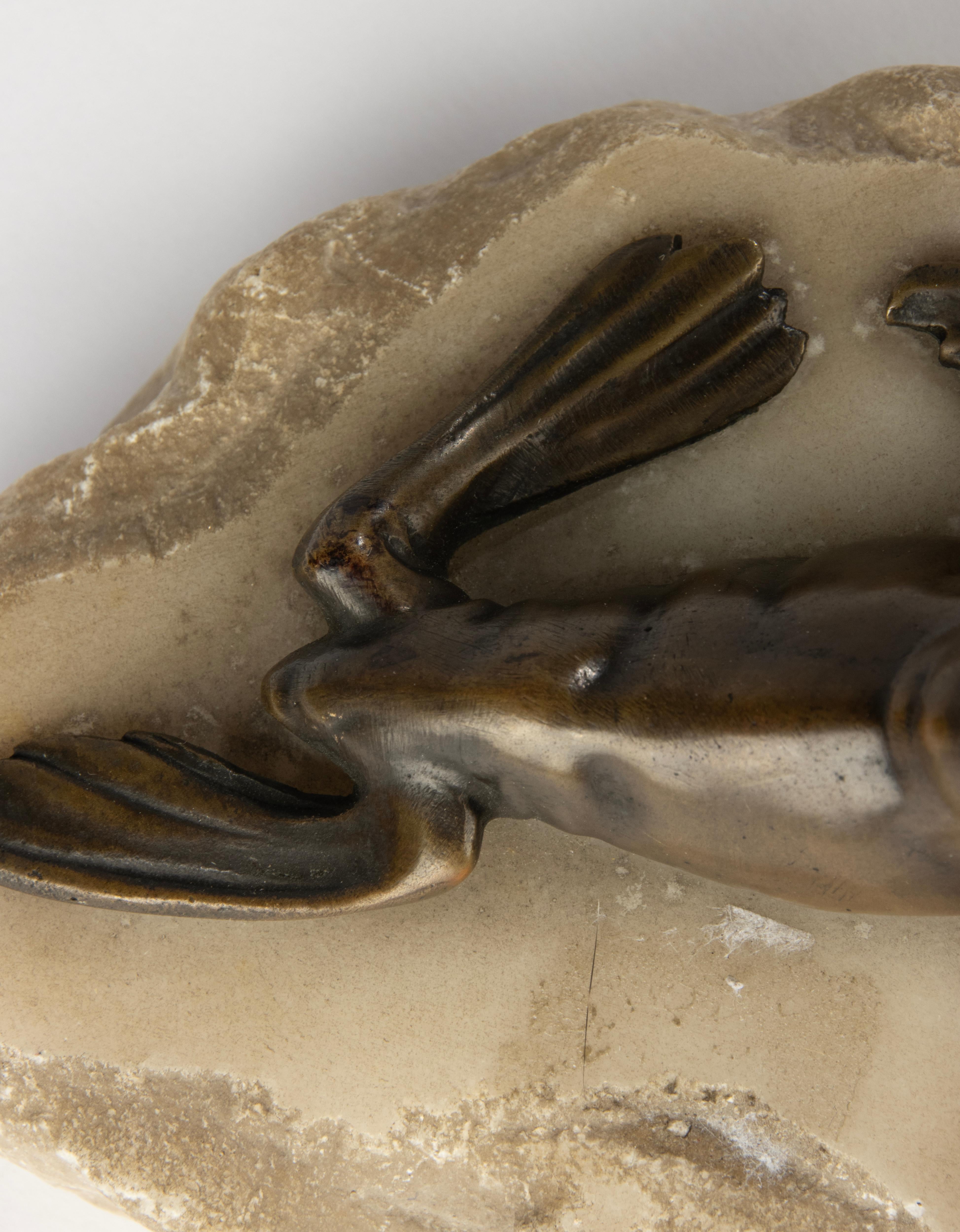Scultura in bronzo della fine del XIX secolo raffigurante un leone marino su una base di alabastro in vendita 2
