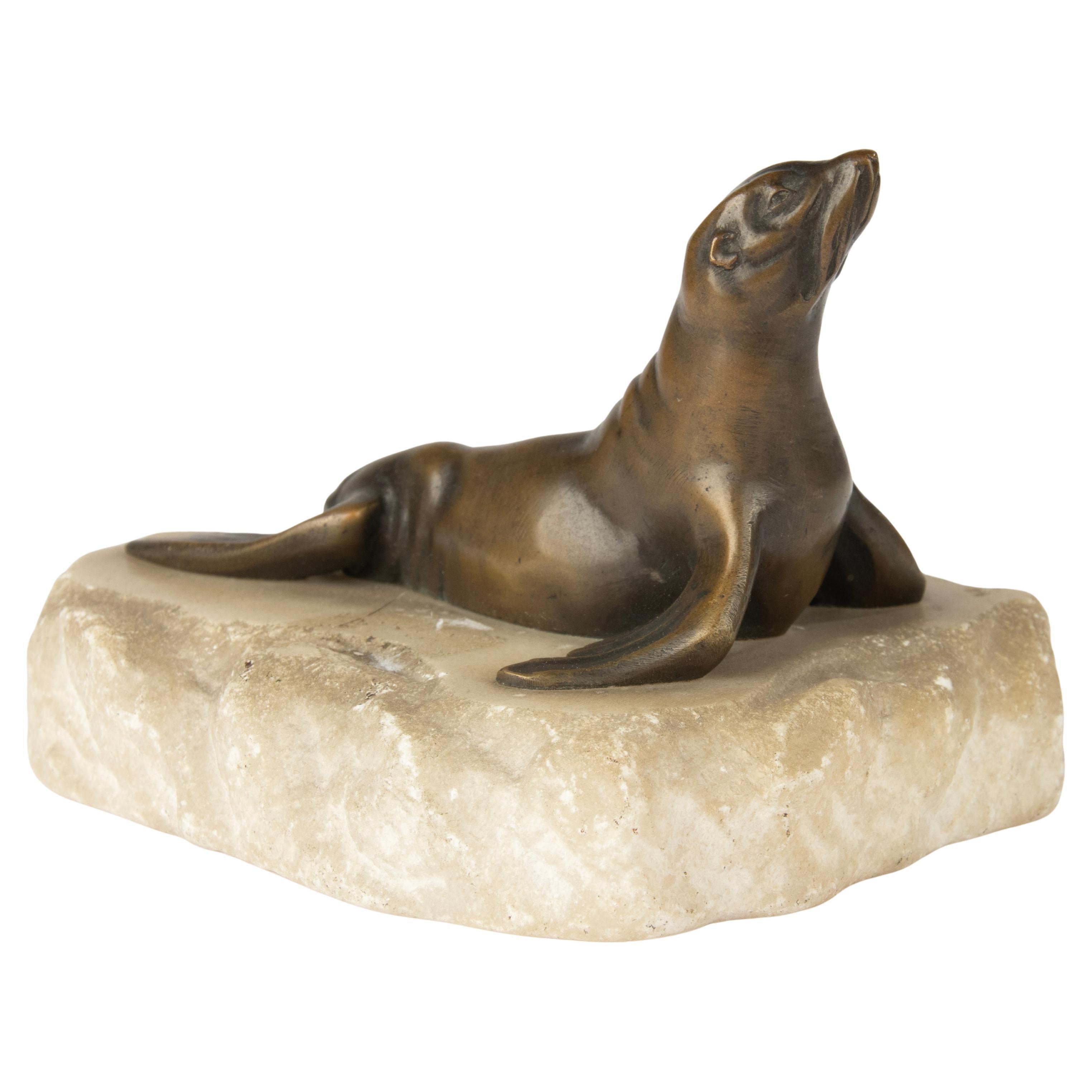 Scultura in bronzo della fine del XIX secolo raffigurante un leone marino su una base di alabastro in vendita