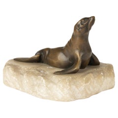 Scultura in bronzo della fine del XIX secolo raffigurante un leone marino su una base di alabastro