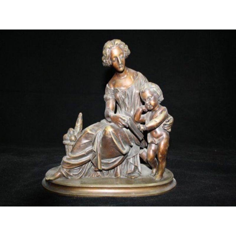 Bronze d'Eugène-Antoine Aiselin (1821-1902) de la fin du XIXe siècle représentant une mère apprenant à lire à son enfant, patine médaille, très bonne qualité de sculpture. Les dimensions sont de 28 cm de haut, 28 cm de large et 14 cm de