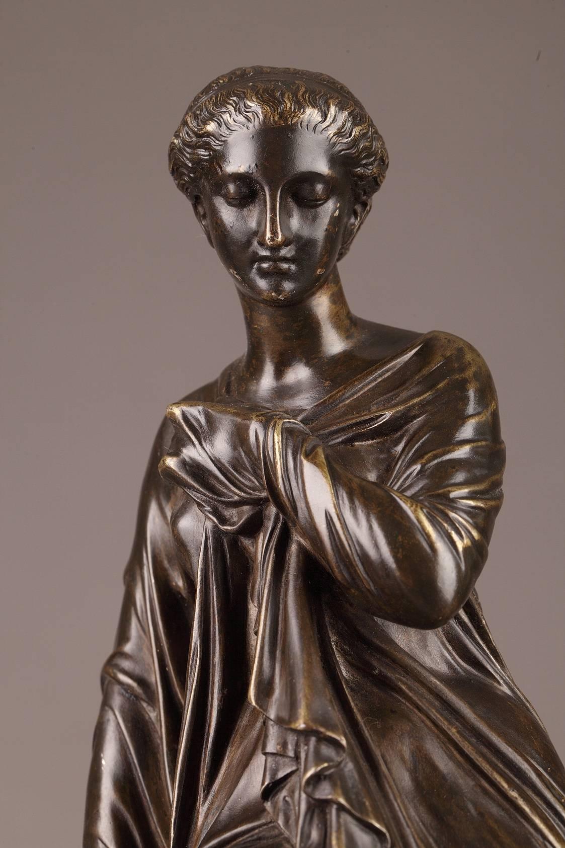 Patinato Statua di bronzo della fine del XIX secolo, Suzanne di Eugene-Antoine Aizelin in vendita