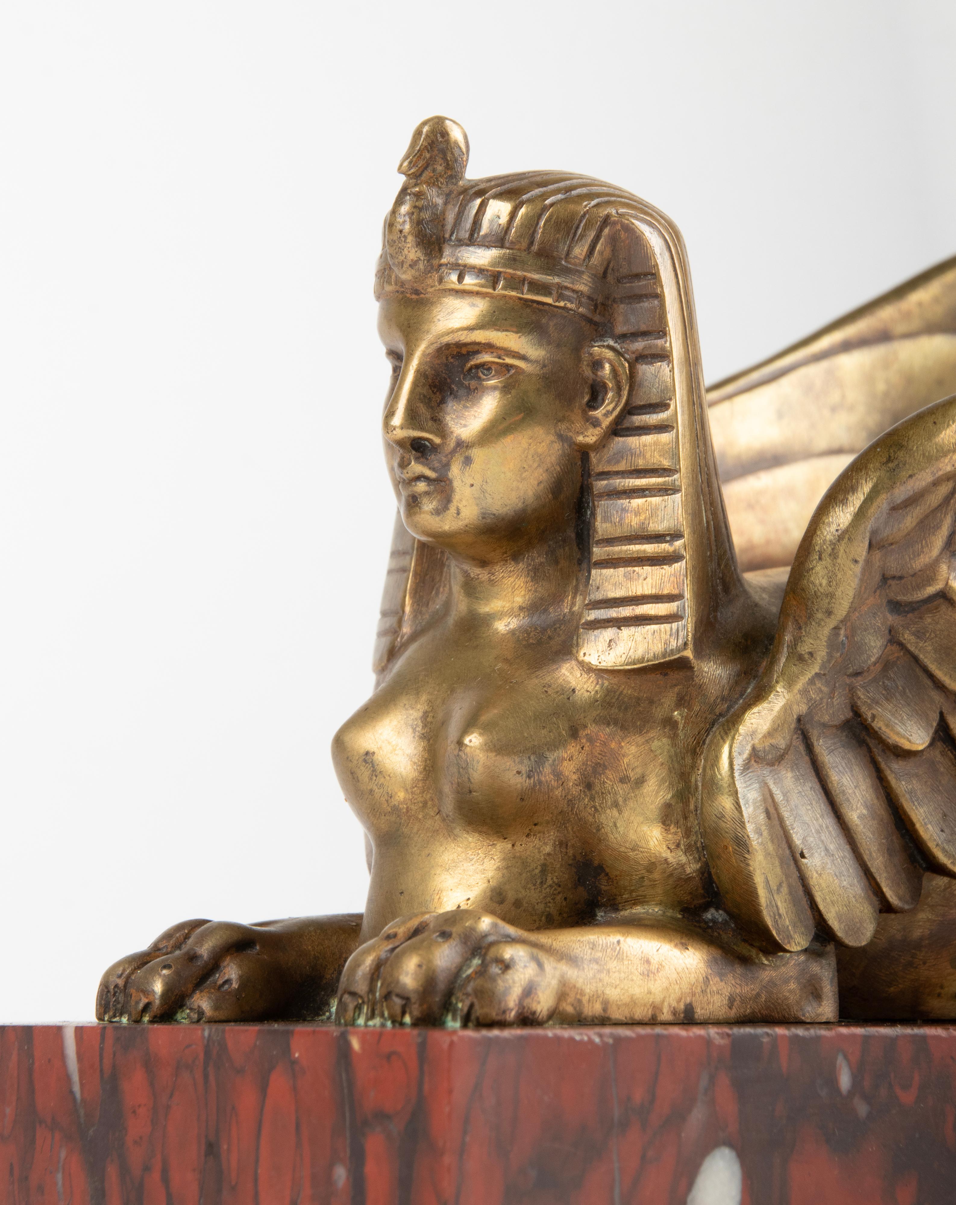 Néo-égyptien Fin du 19ème siècle Statuette de Sphinx en bronze ailé Marbre Rouge Griotte en vente