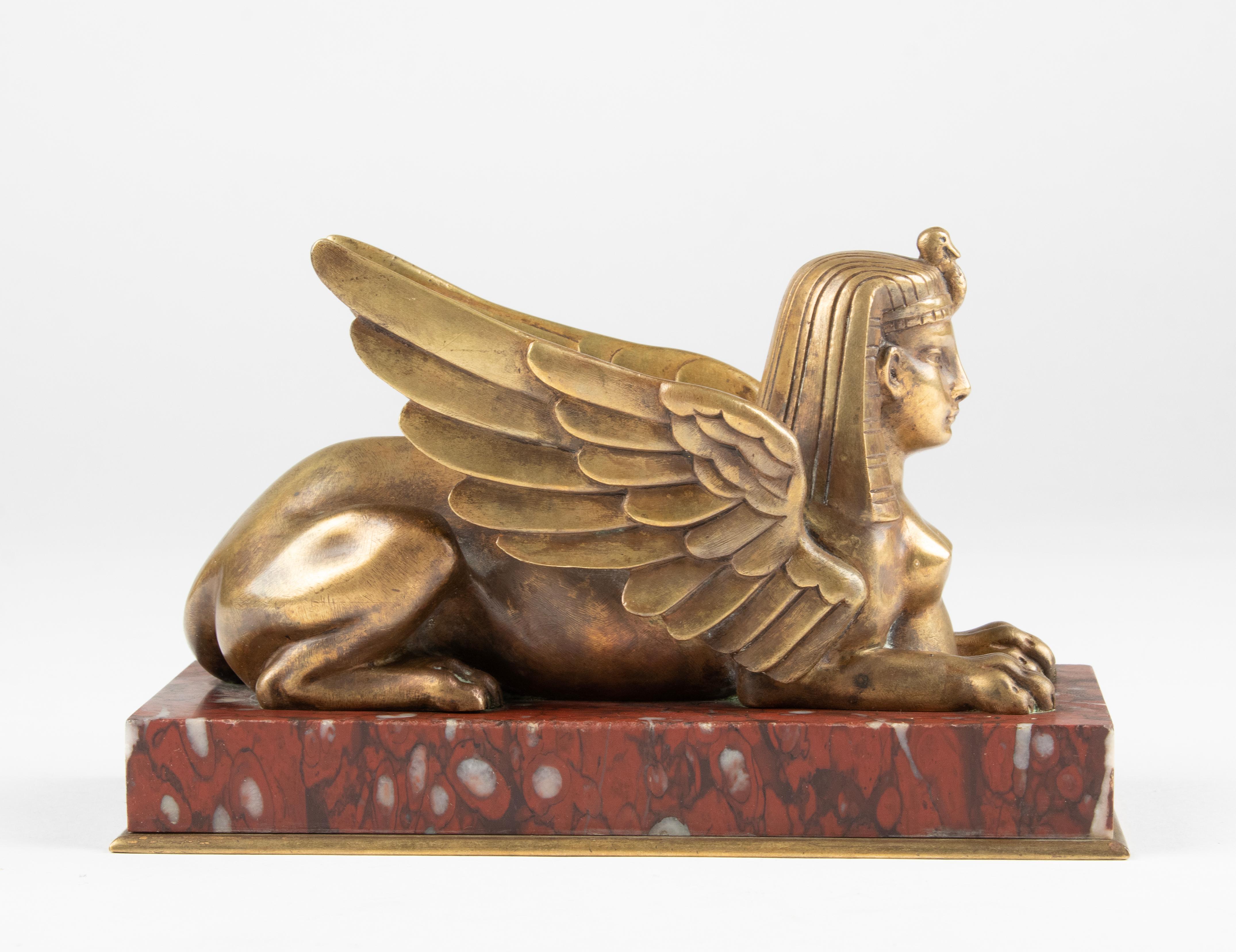 Français Fin du 19ème siècle Statuette de Sphinx en bronze ailé Marbre Rouge Griotte en vente