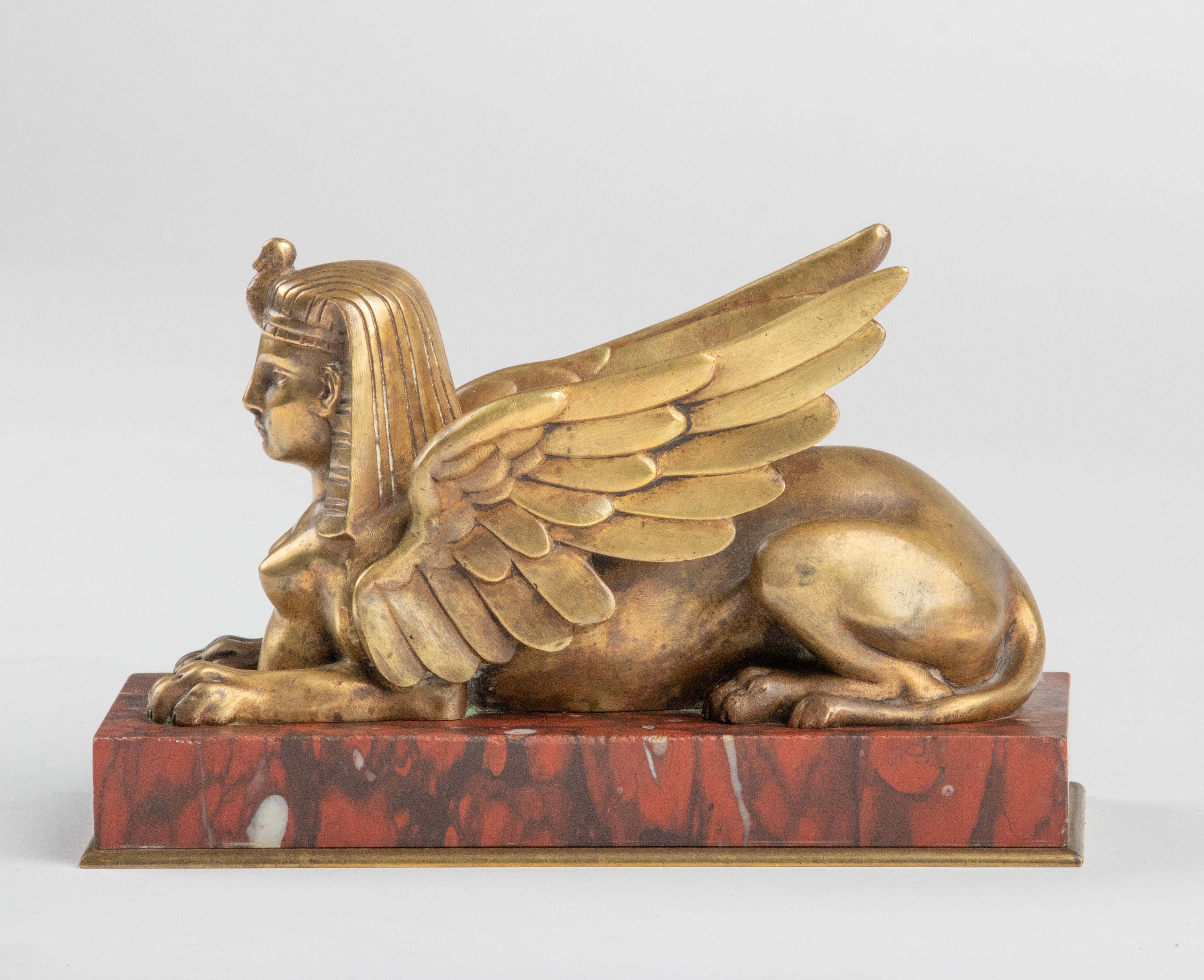 Bronze Fin du 19ème siècle Statuette de Sphinx en bronze ailé Marbre Rouge Griotte en vente