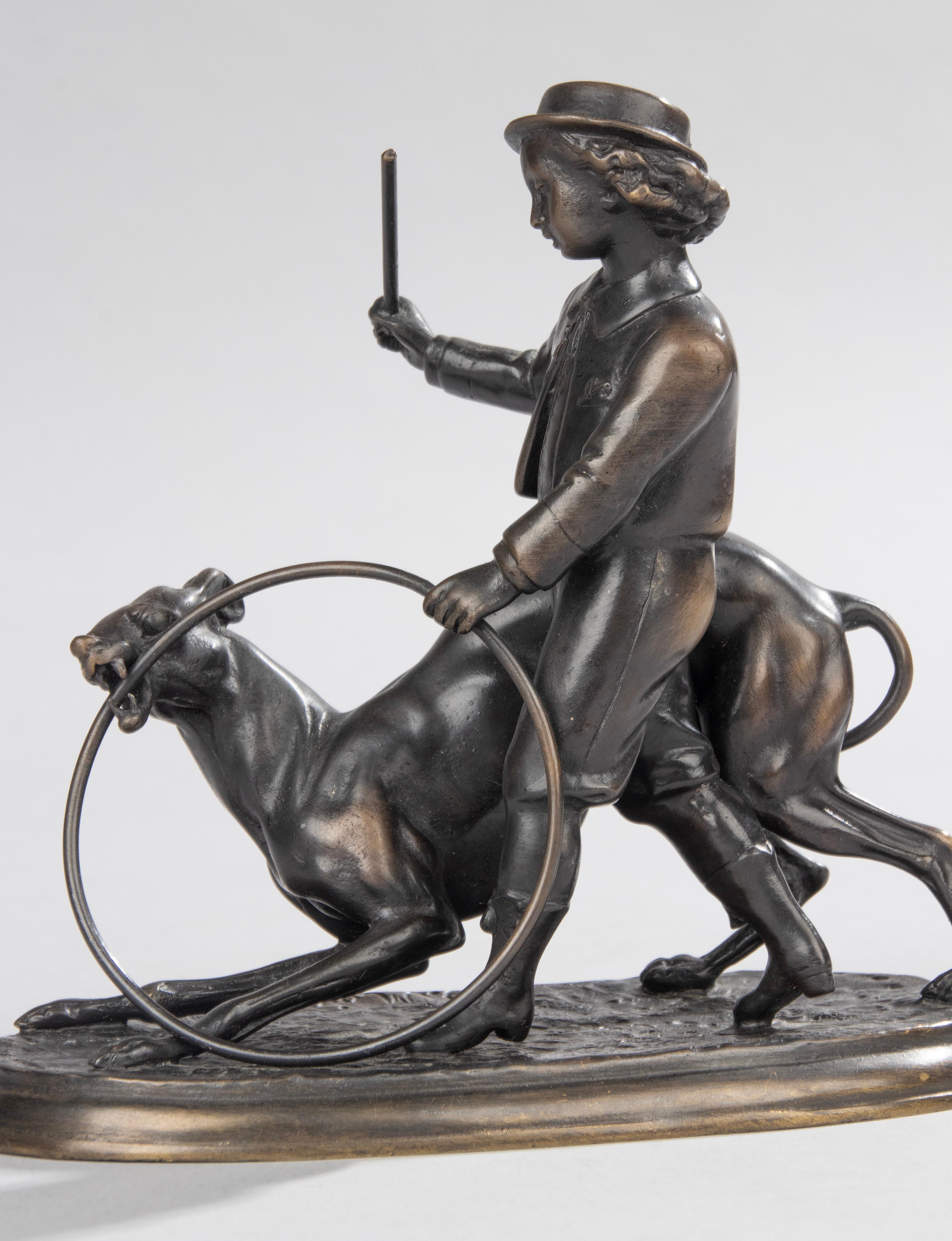 Sculpture ancienne en bronze raffiné représentant un garçon jouant avec un cerceau et un bâton, accompagné d'un chien Whippet/Greyhound. Il a la patine d'origine, signé sur la base : Jules Moigniez. Fabriqué en France vers 1870-1880.

Jules