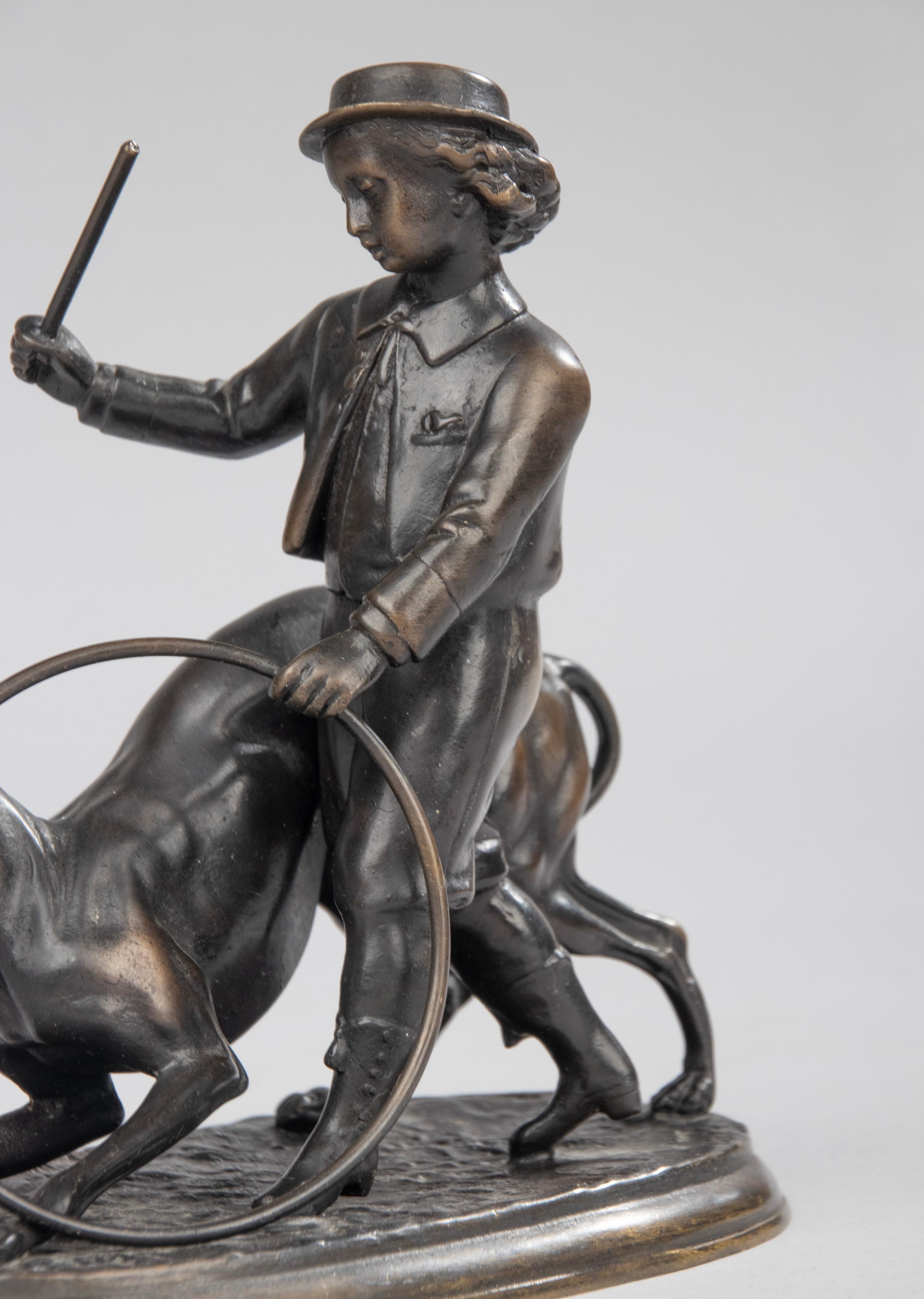 Français Sculpture en bronze de la fin du XIXe siècle  Garçon jouant avec un Whippet par Jules Moigniez en vente