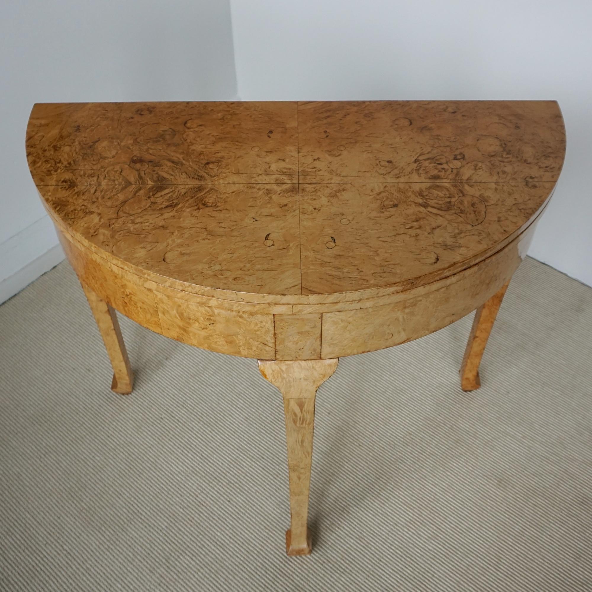 Table à cartes en ronce de noyer de la fin du XIXe siècle Bon état - En vente à Forest Row, East Sussex