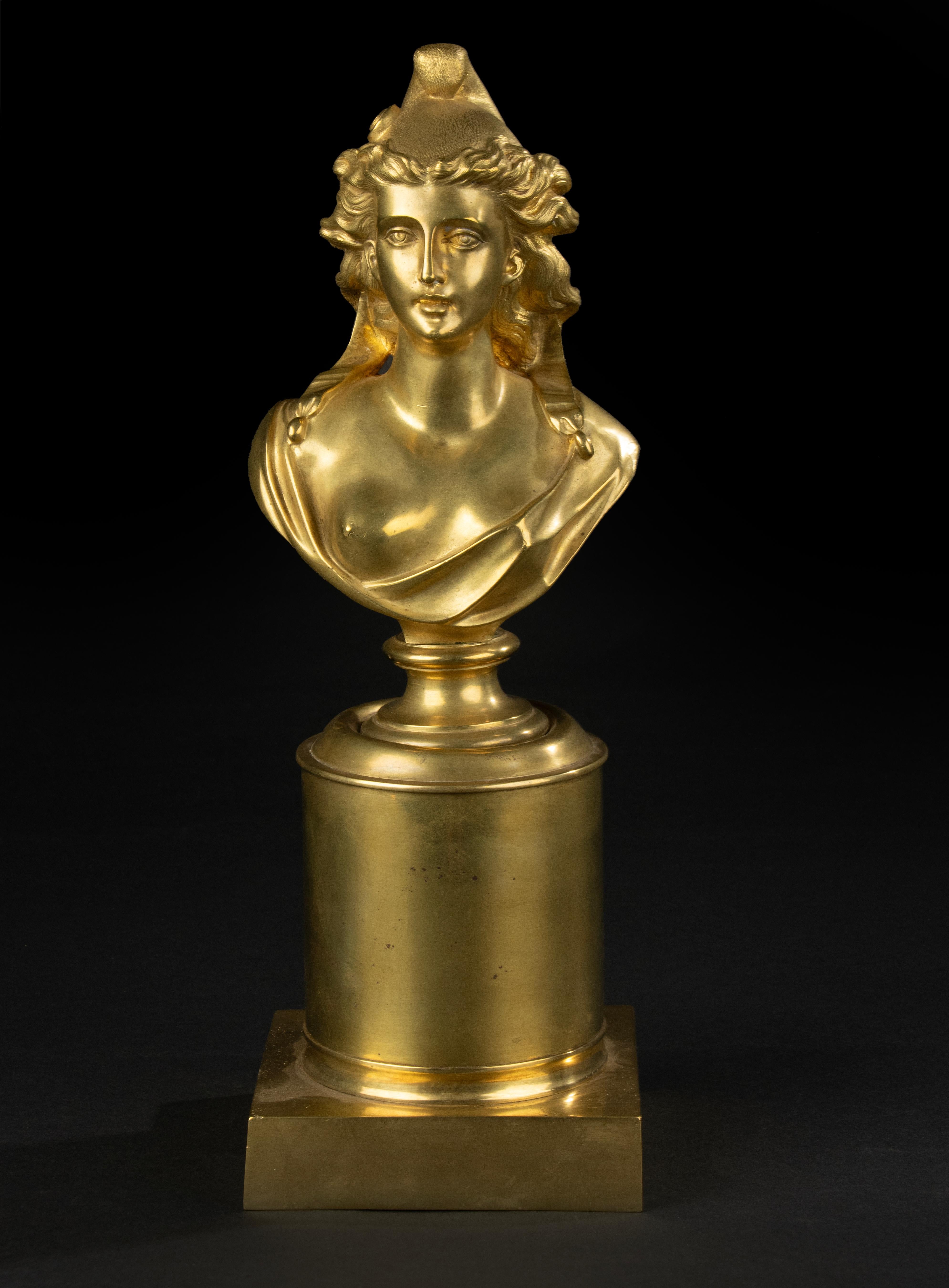 Elégante sculpture en bronze doré et finement moulée représentant Marianne, symbole durable de la République française. Cette pièce du XIXe siècle a été réalisée vers 1870 en France et représente Marianne coiffée de l'emblématique bonnet phrygien,