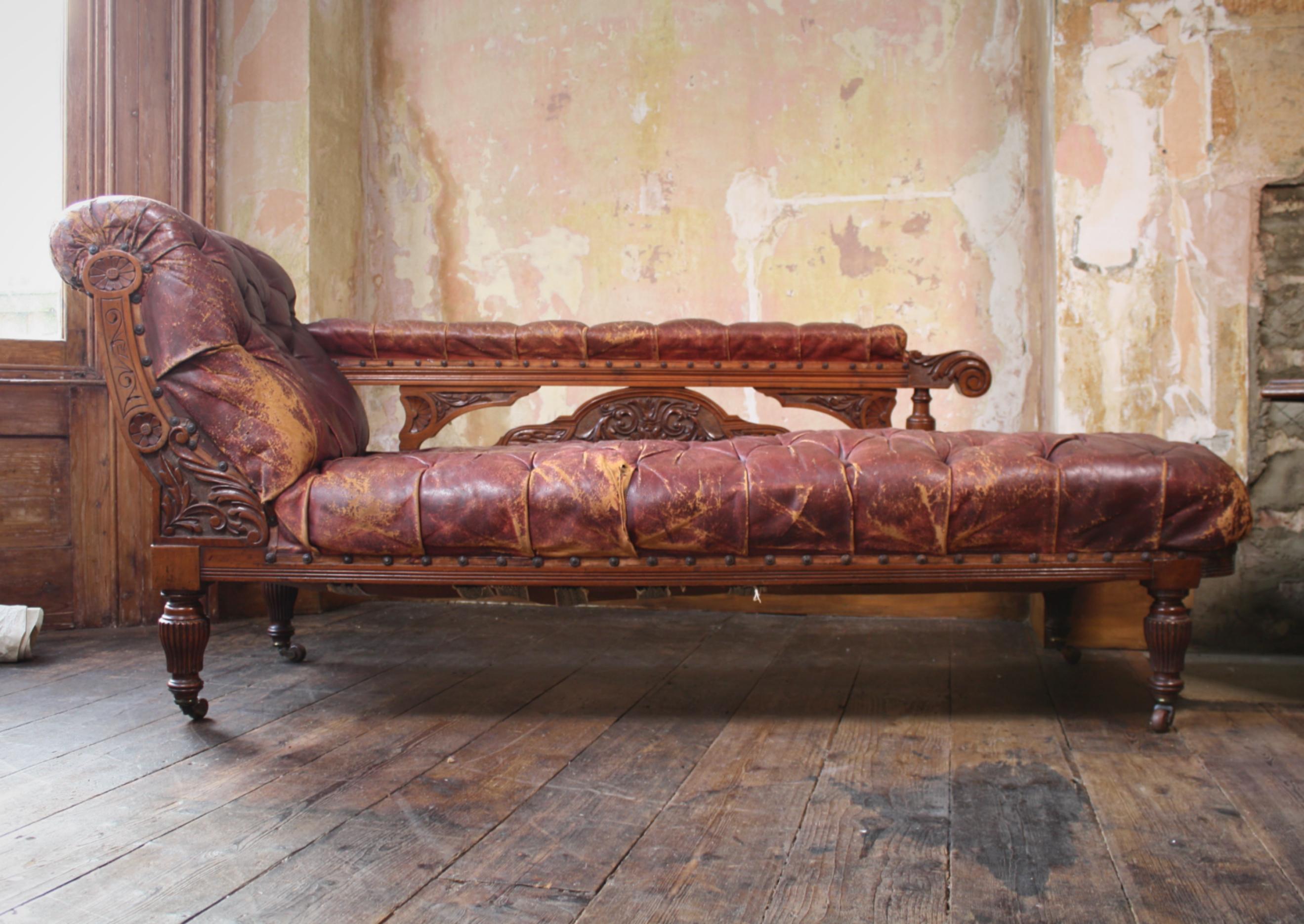 Late 19th Century Buttoned Burgundy Leather & Walnut Day Bed Chaise Lounge 5
