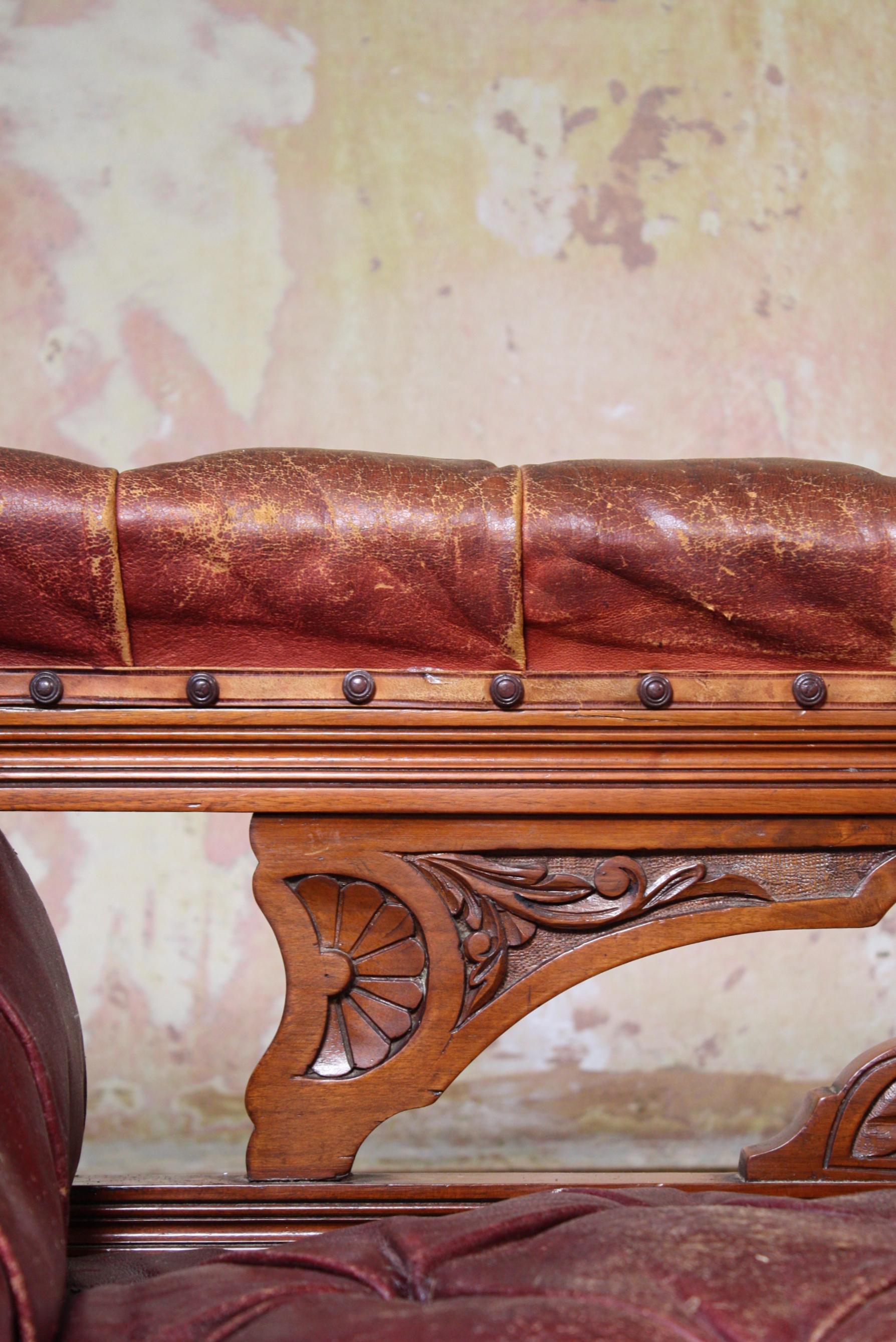 Late 19th Century Buttoned Burgundy Leather & Walnut Day Bed Chaise Lounge 8