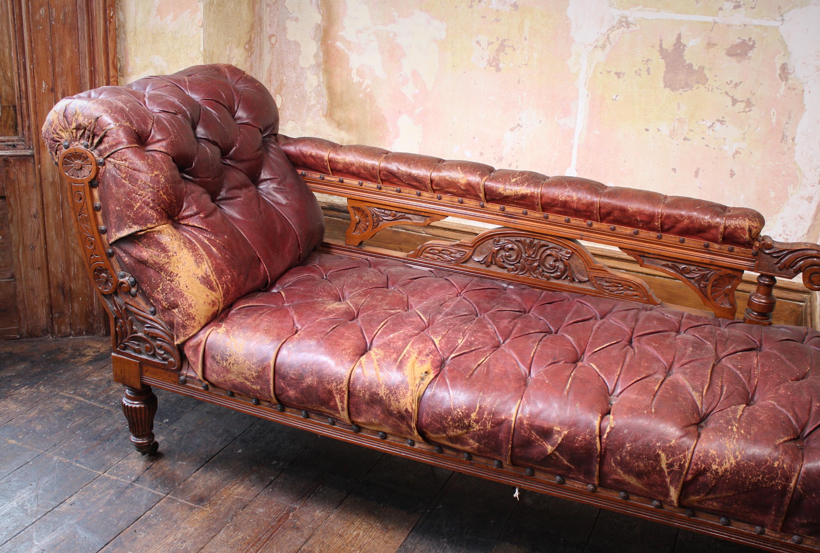 Late 19th Century Buttoned Burgundy Leather & Walnut Day Bed Chaise Lounge 10