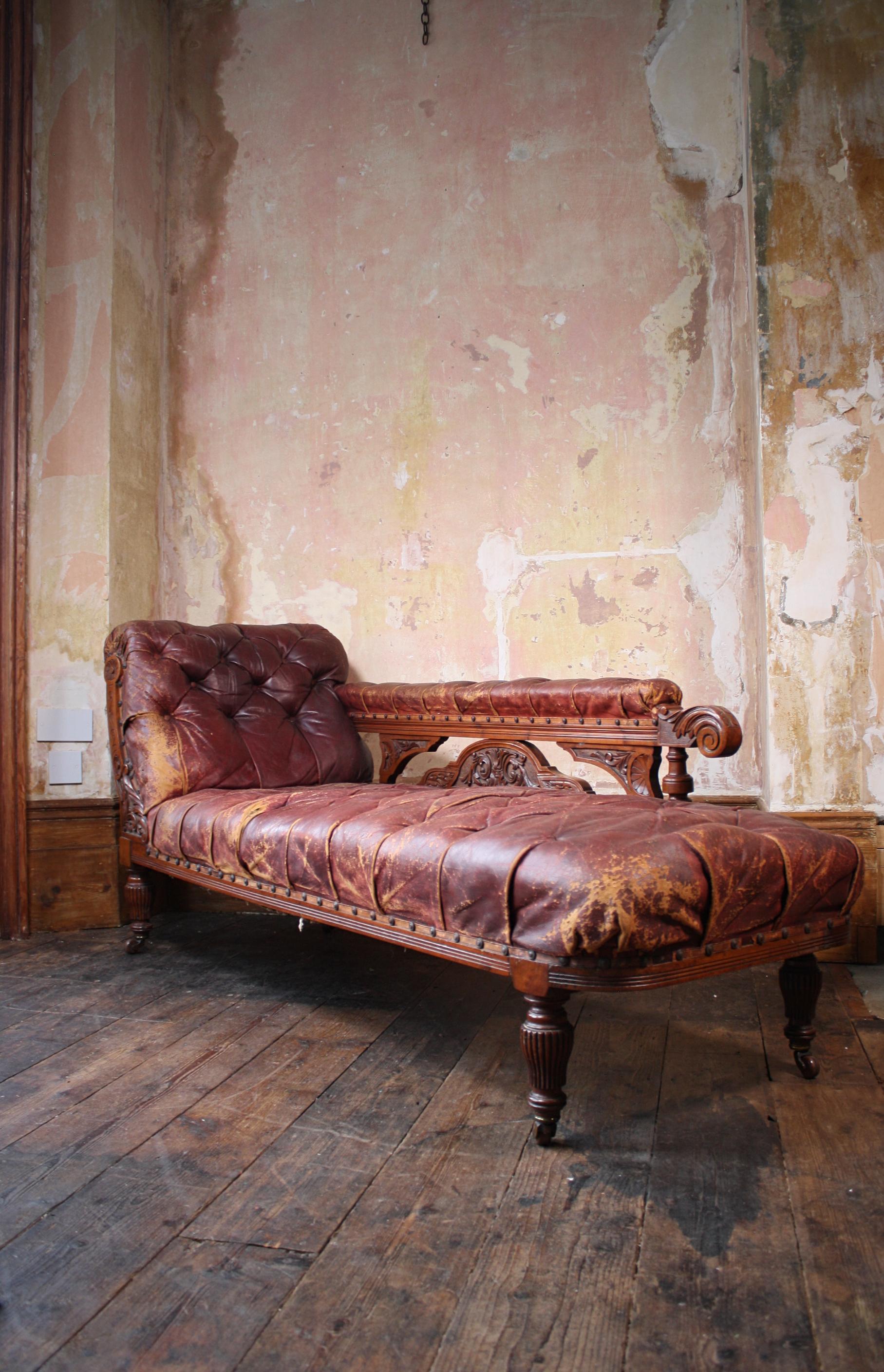 Late 19th Century Buttoned Burgundy Leather & Walnut Day Bed Chaise Lounge 11