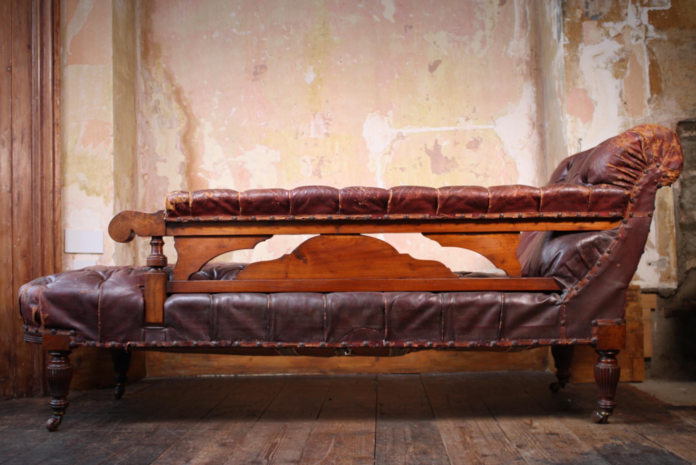 Late 19th Century Buttoned Burgundy Leather & Walnut Day Bed Chaise Lounge 15