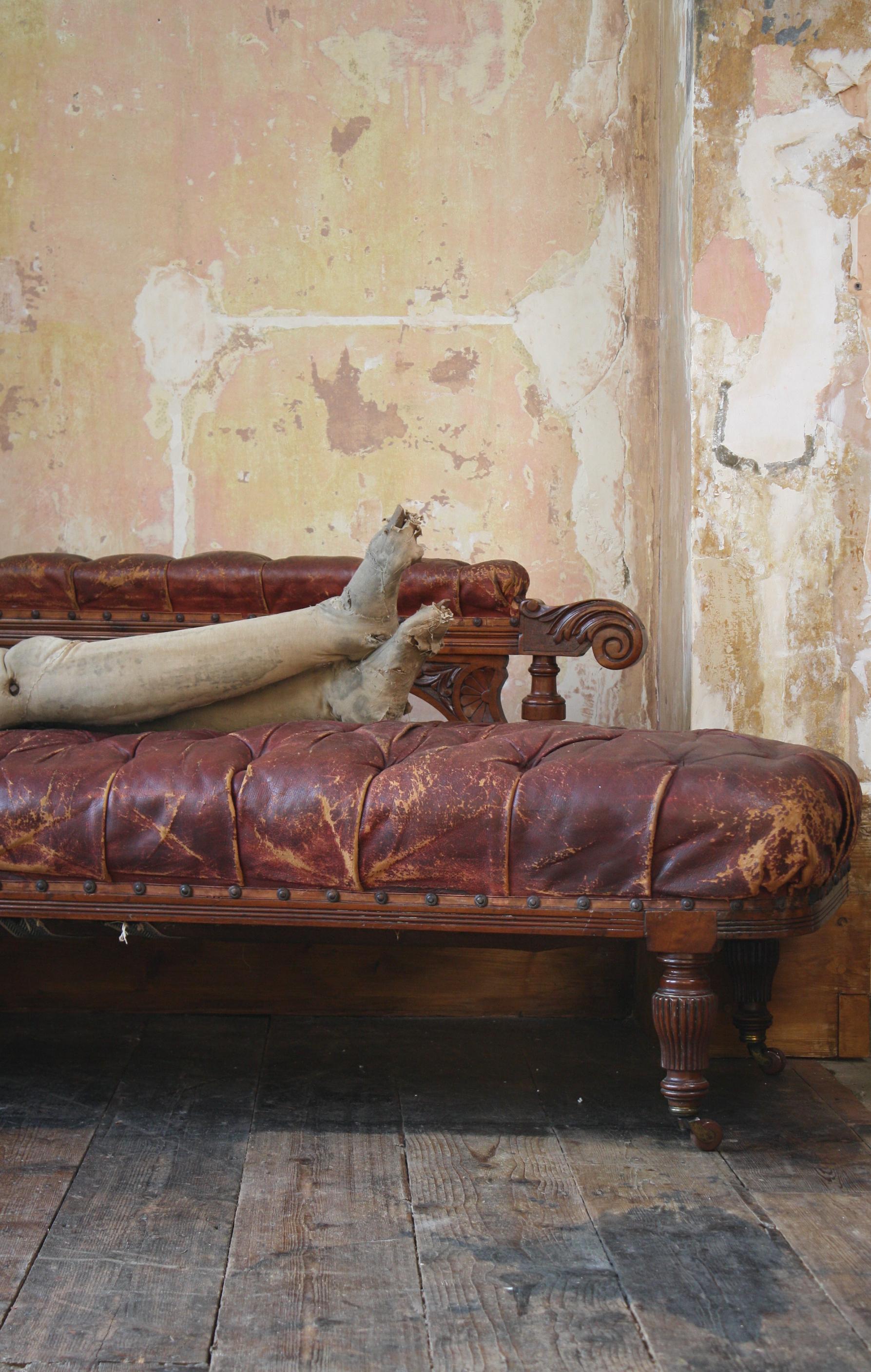 Late 19th Century Buttoned Burgundy Leather & Walnut Day Bed Chaise Lounge 1