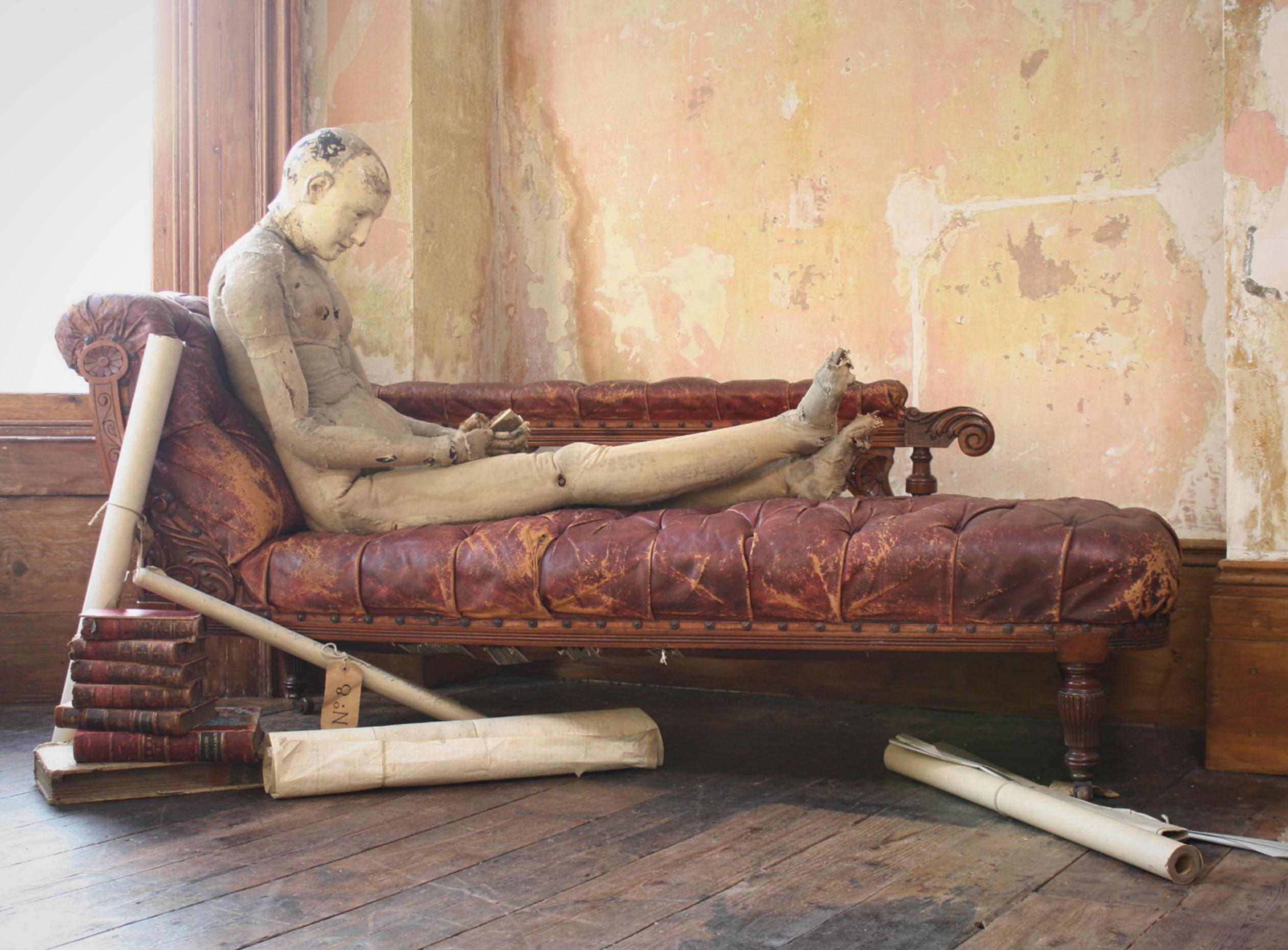 Late 19th Century Buttoned Burgundy Leather & Walnut Day Bed Chaise Lounge 2