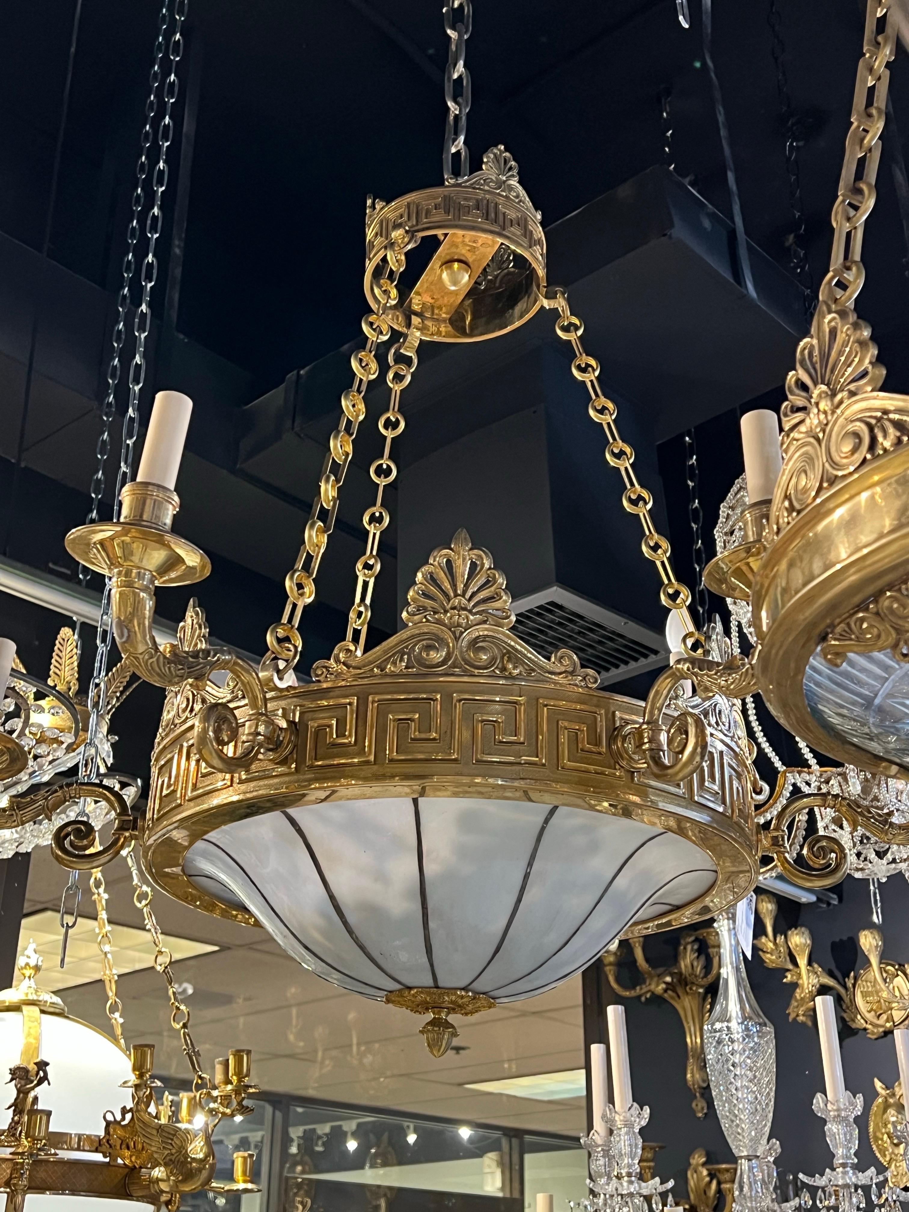 Lampadario in bronzo Caldwell della fine del XIX secolo con vetro al piombo in vendita 2