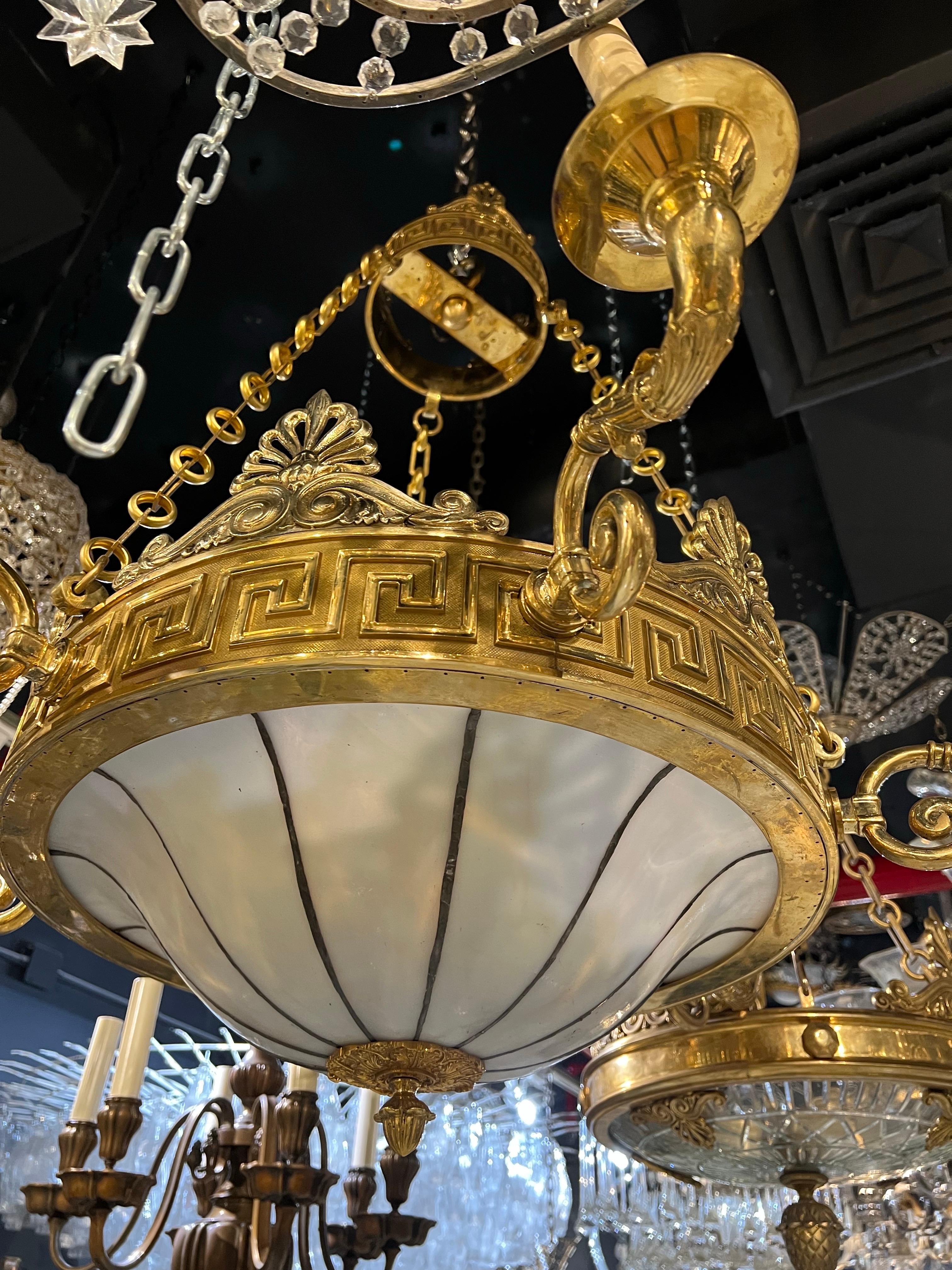 Lampadario in bronzo Caldwell della fine del XIX secolo con vetro al piombo in vendita 3