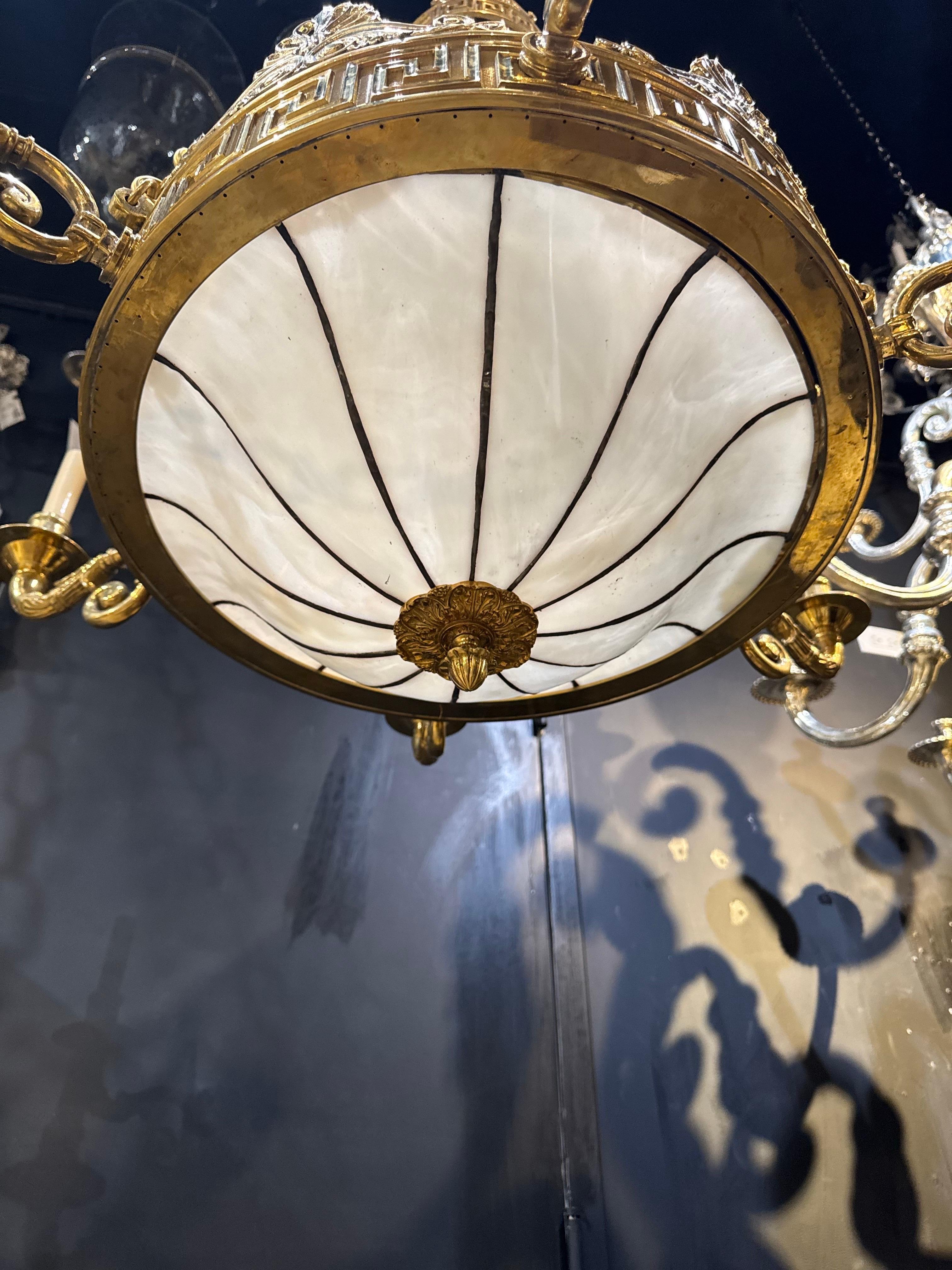 Lampadario in bronzo in stile neoclassico Caldwell della fine del XIX secolo con design a chiave greca e vetro piombato  Parte centrale. 6 luci 