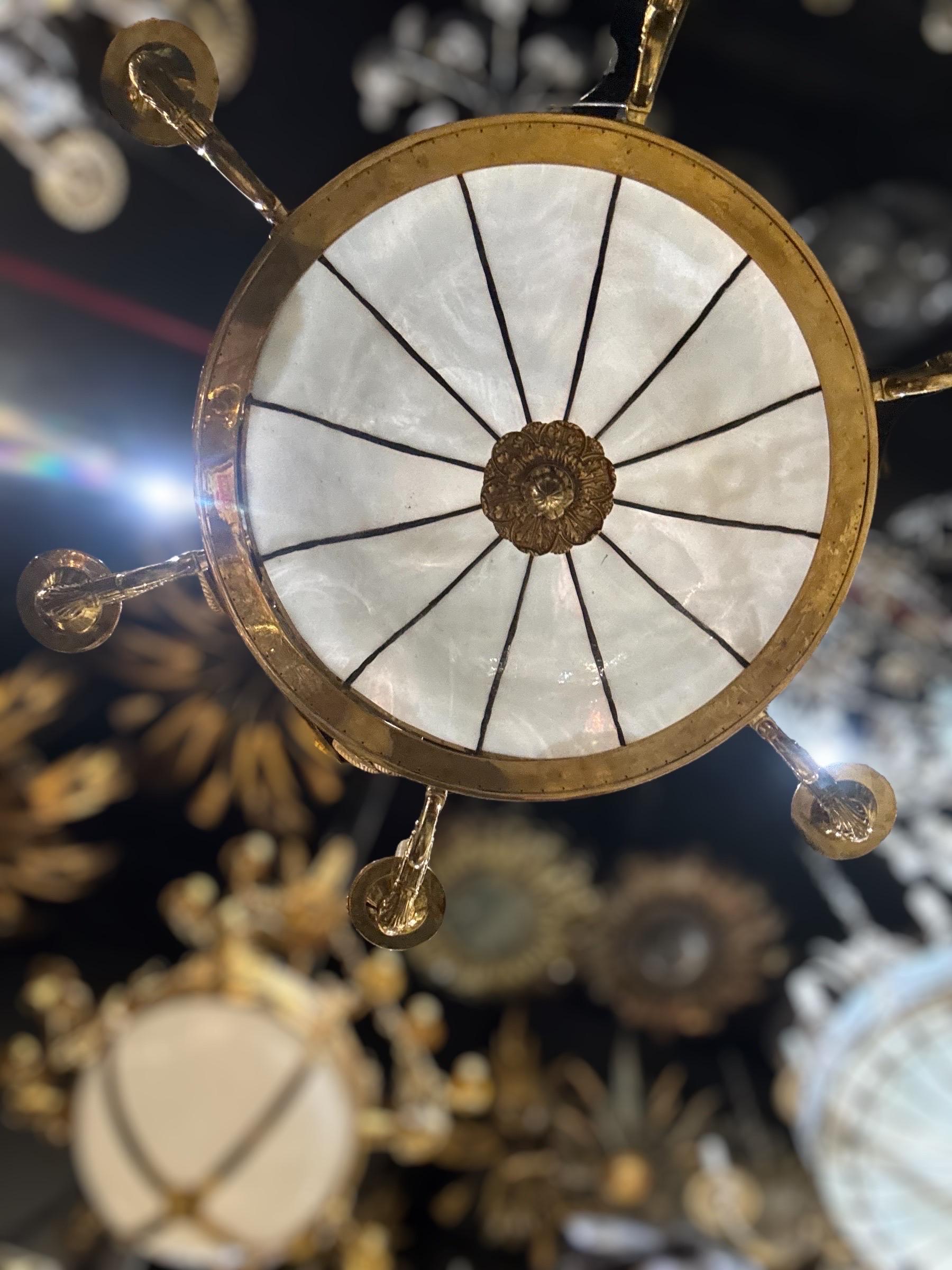 Neoclassico Lampadario in bronzo Caldwell della fine del XIX secolo con vetro al piombo in vendita