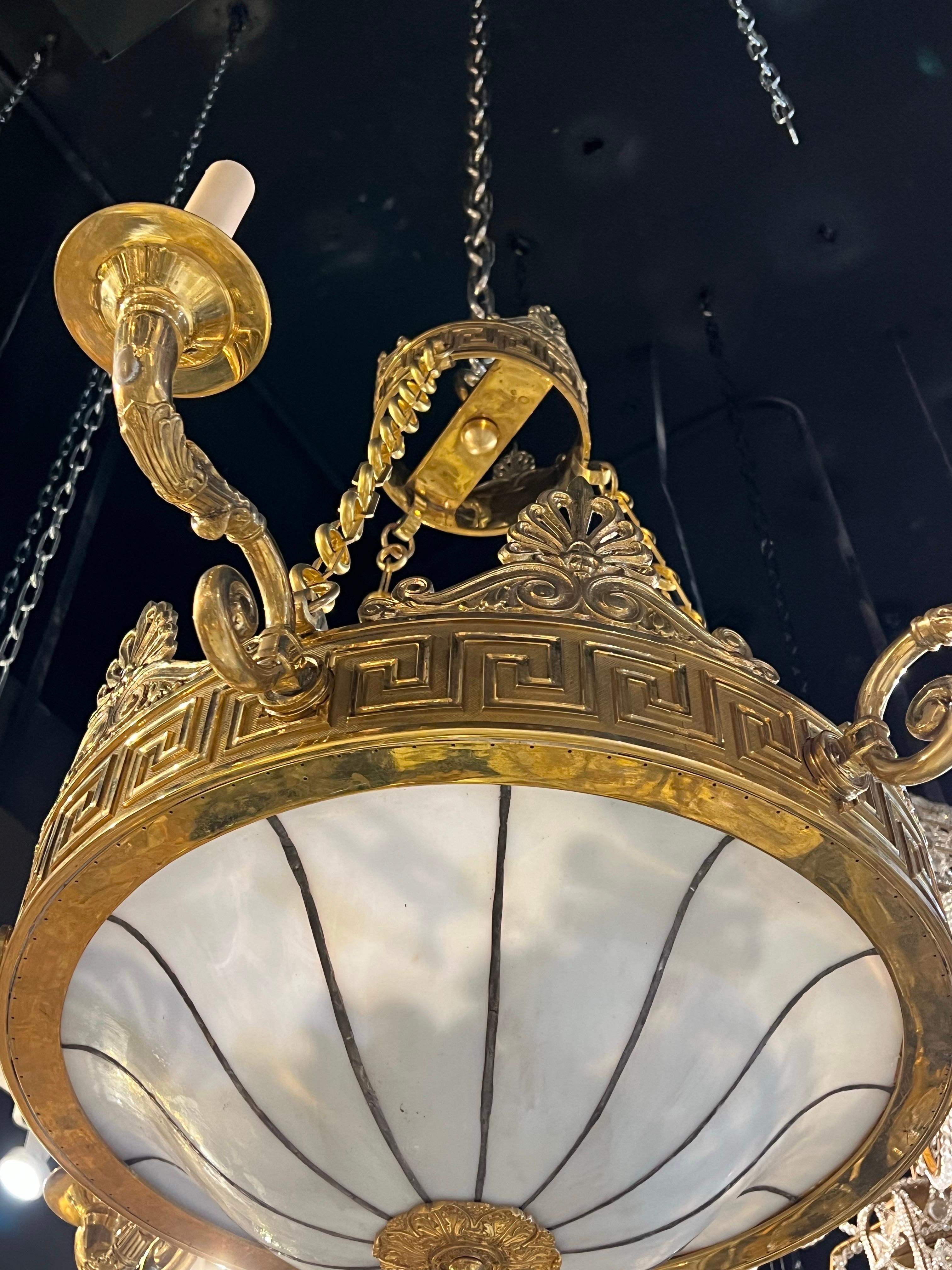 Americano Lampadario in bronzo Caldwell della fine del XIX secolo con vetro al piombo in vendita