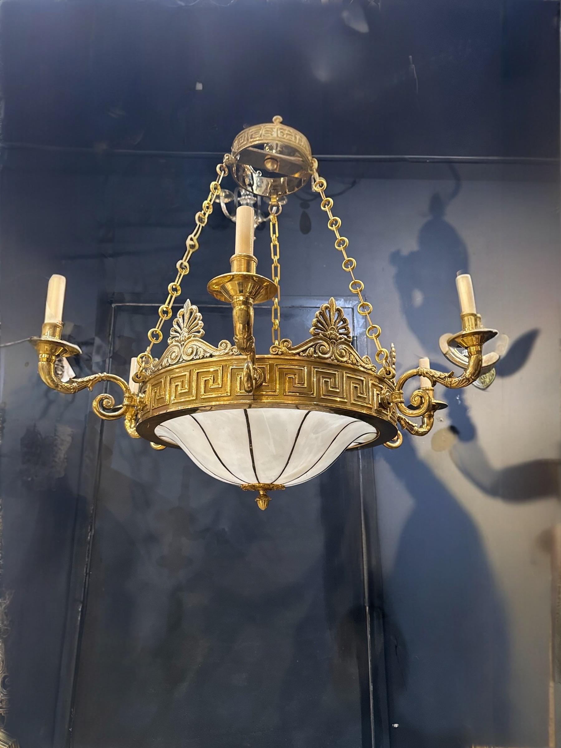 Lampadario in bronzo Caldwell della fine del XIX secolo con vetro al piombo In condizioni buone in vendita a New York, NY