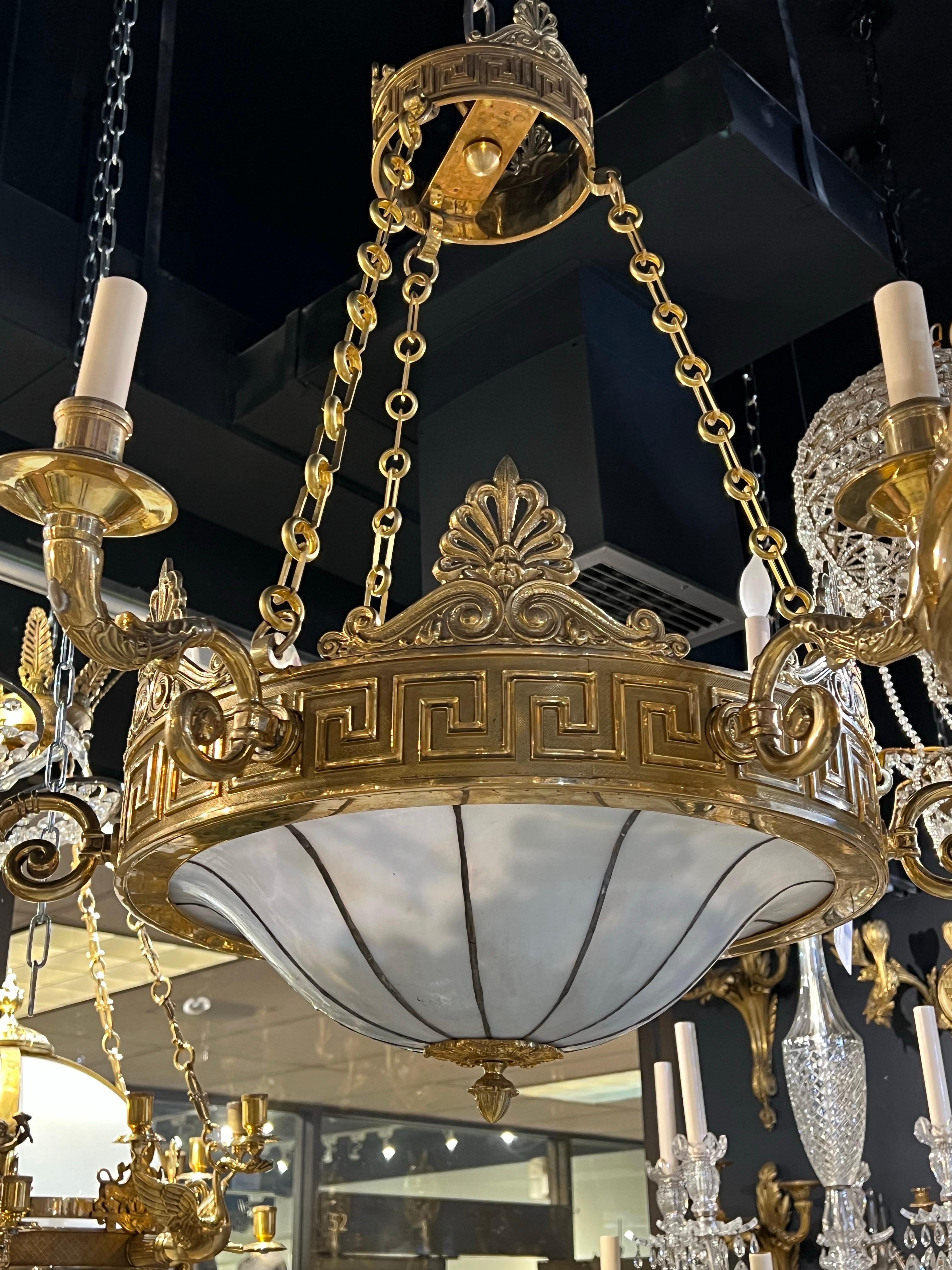 Bronzo Lampadario in bronzo Caldwell della fine del XIX secolo con vetro al piombo in vendita