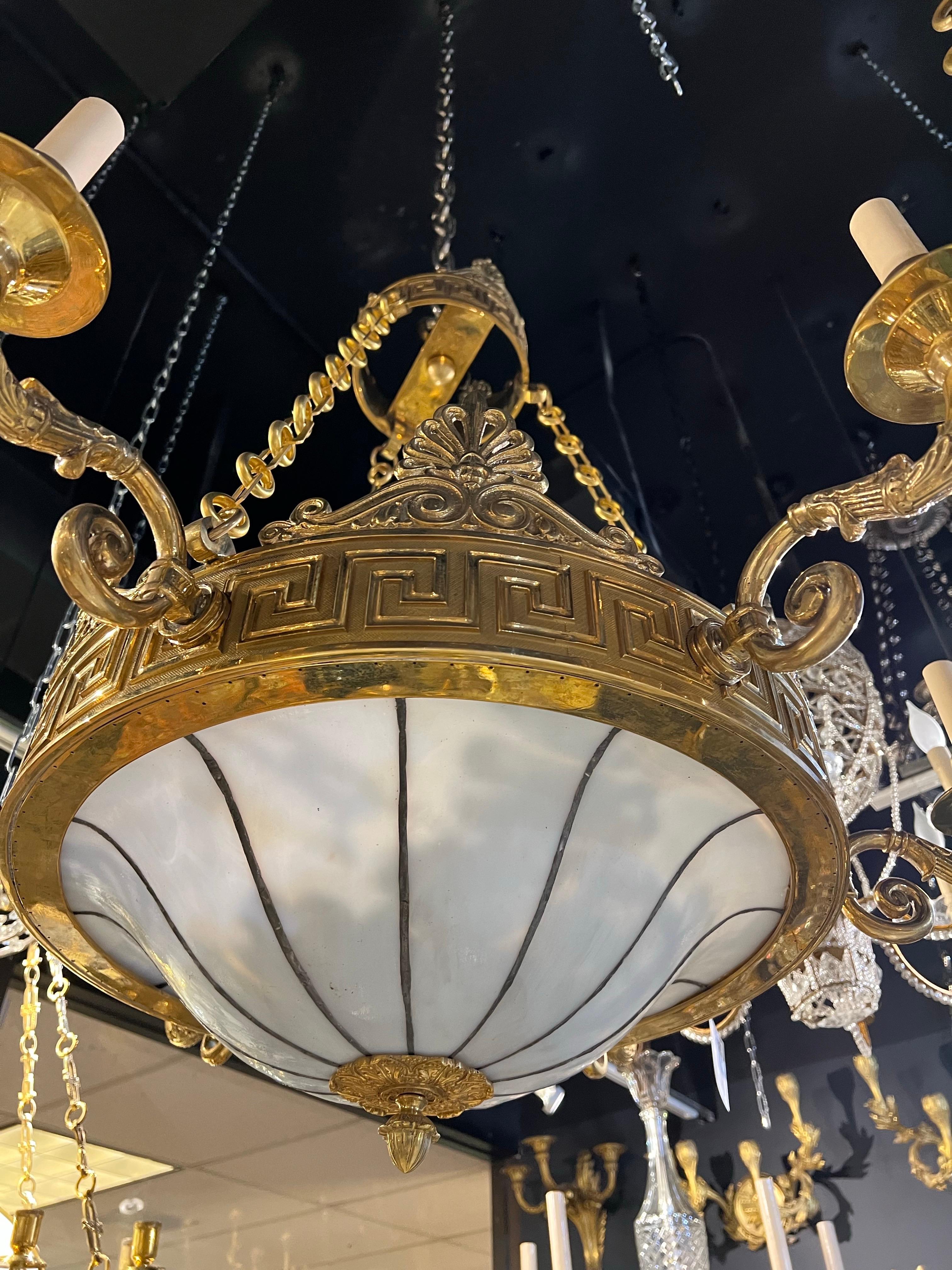 Lampadario in bronzo Caldwell della fine del XIX secolo con vetro al piombo in vendita 1