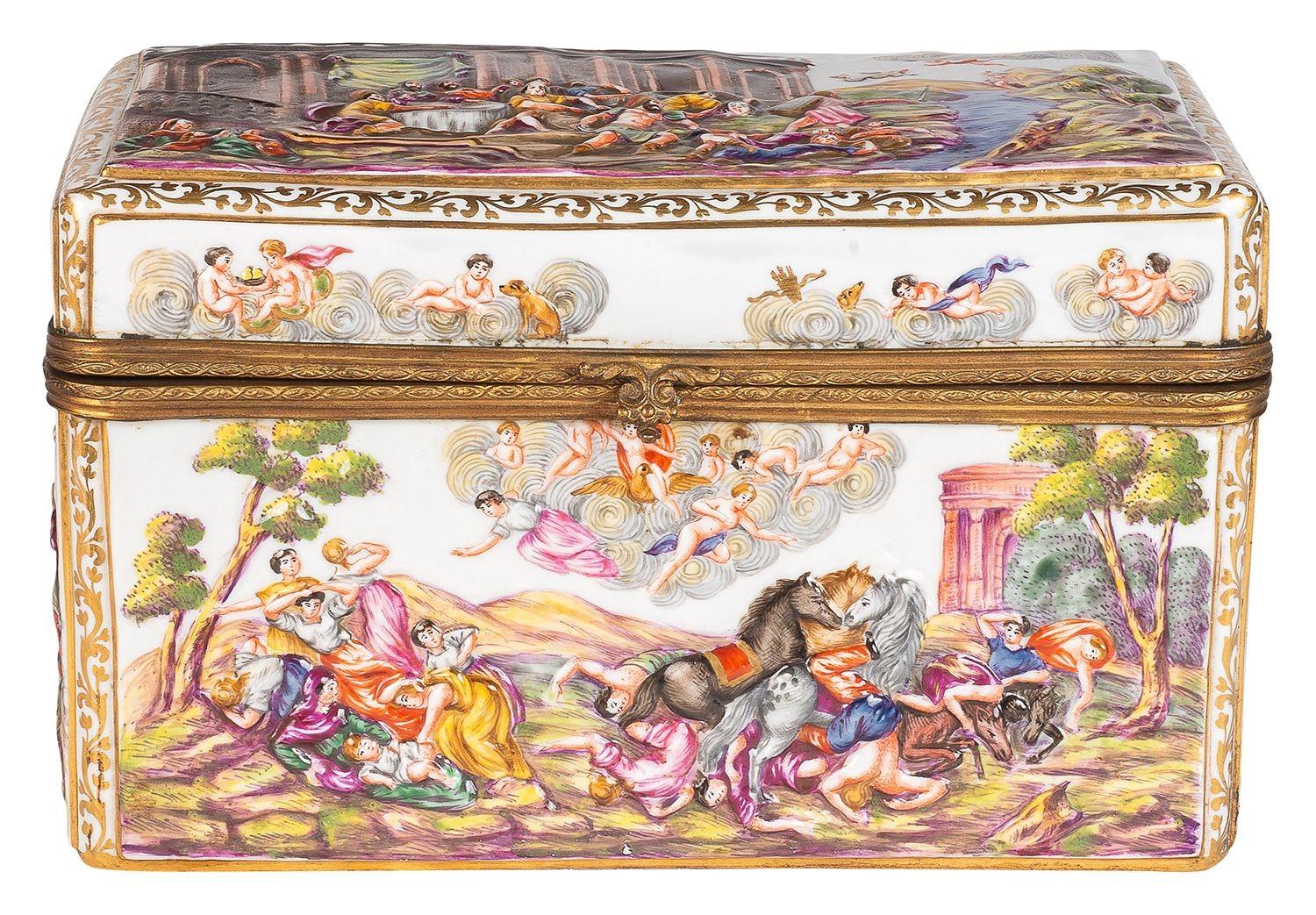 Très beau coffret en porcelaine de Capodimonte de la fin du XIXe siècle, représentant des scènes religieuses et célestes classiques.
Lot 74 G9811/22. SNYZ