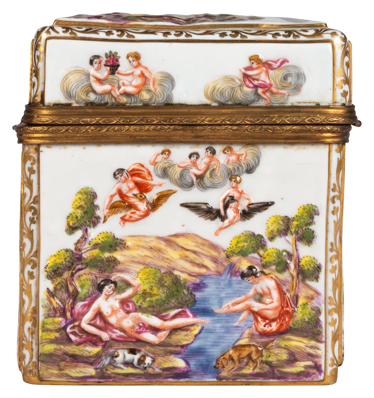 Porcelaine Cercueil de Capodimonte de la fin du XIXe siècle. en vente
