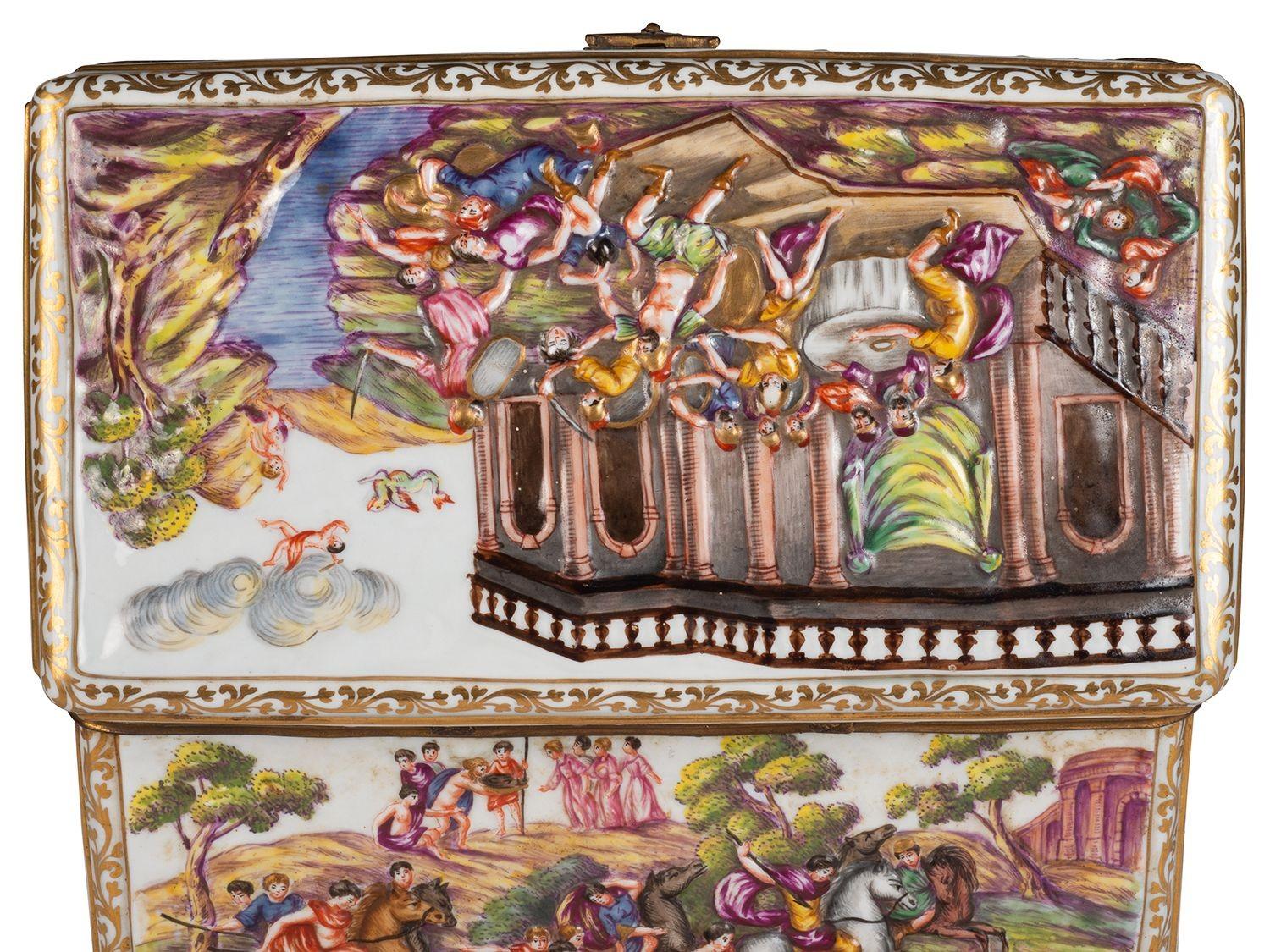 Cercueil de Capodimonte de la fin du XIXe siècle. en vente 2