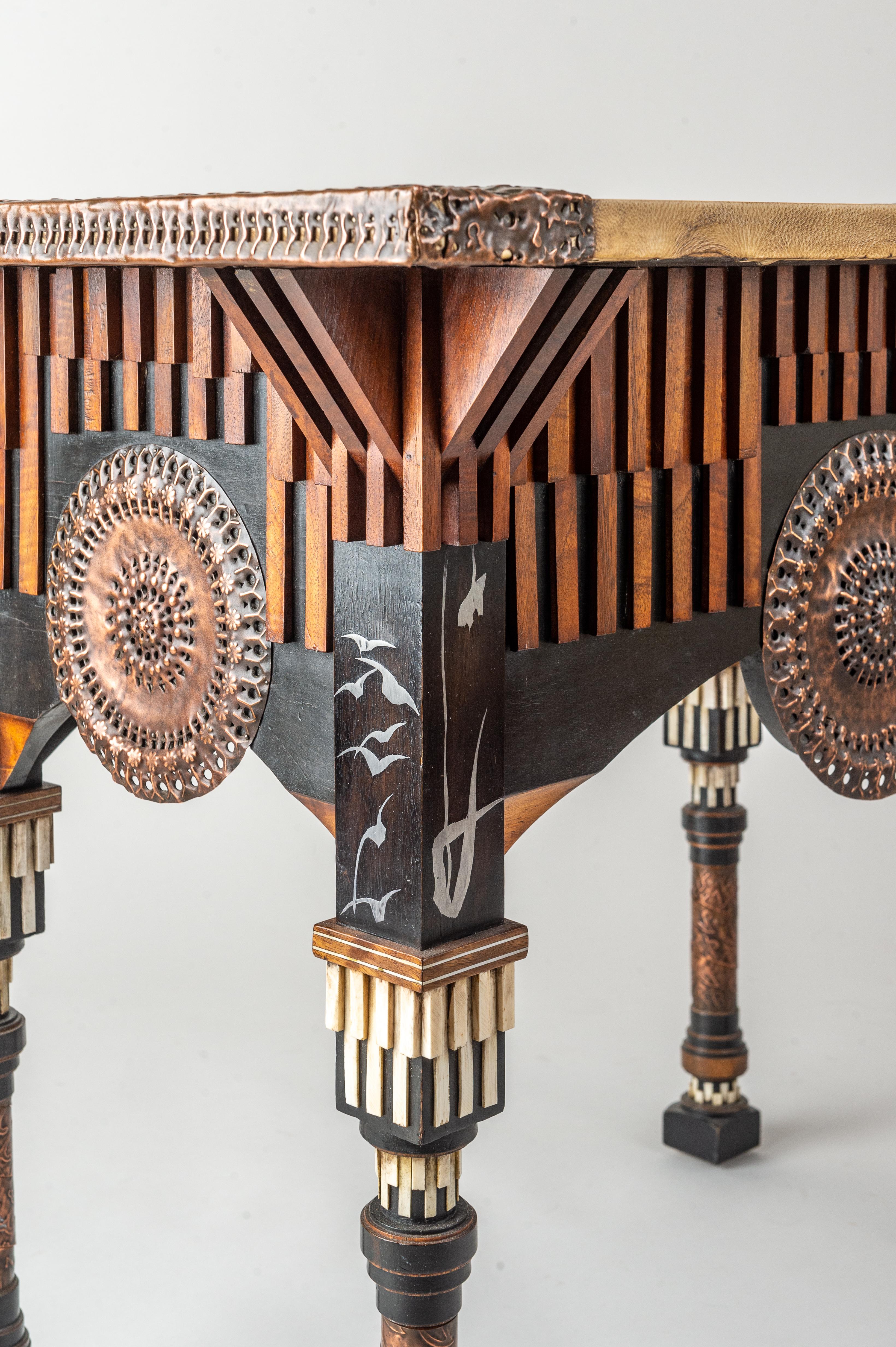 Une grande table Centre Carlo Bugatti avec les plus belles décorations complexes. Dans la décoration très stylisée, on peut voir de nombreuses références et inspirations culturelles - mauresques, japonaises, islamiques. La table est facilement