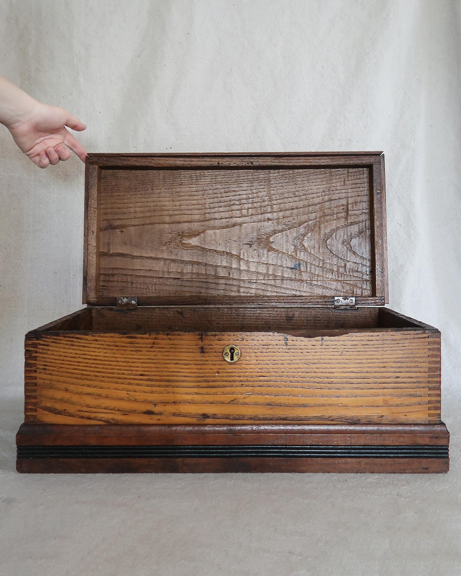 Boîte de charpentier de la fin du XIXe siècle État moyen - En vente à Los Angeles, CA