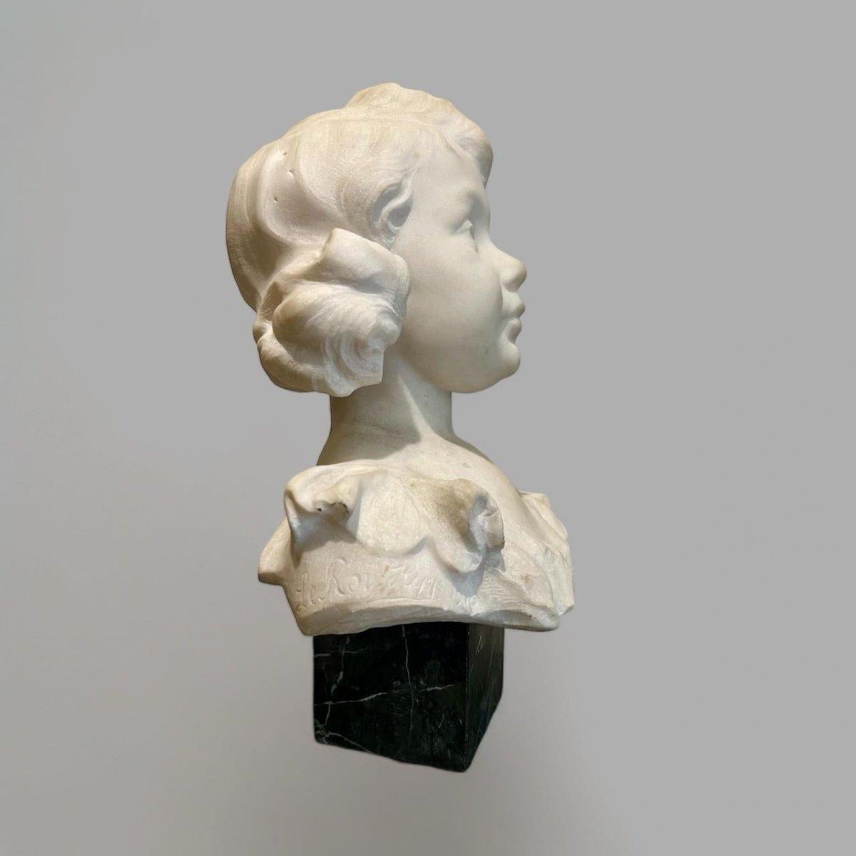Late 19th-Century Carrara Marble Bust of a Young Girl In Good Condition For Sale In NICE, FR