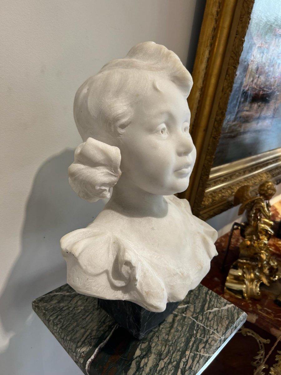 Late 19th-Century Carrara Marble Bust of a Young Girl For Sale 2