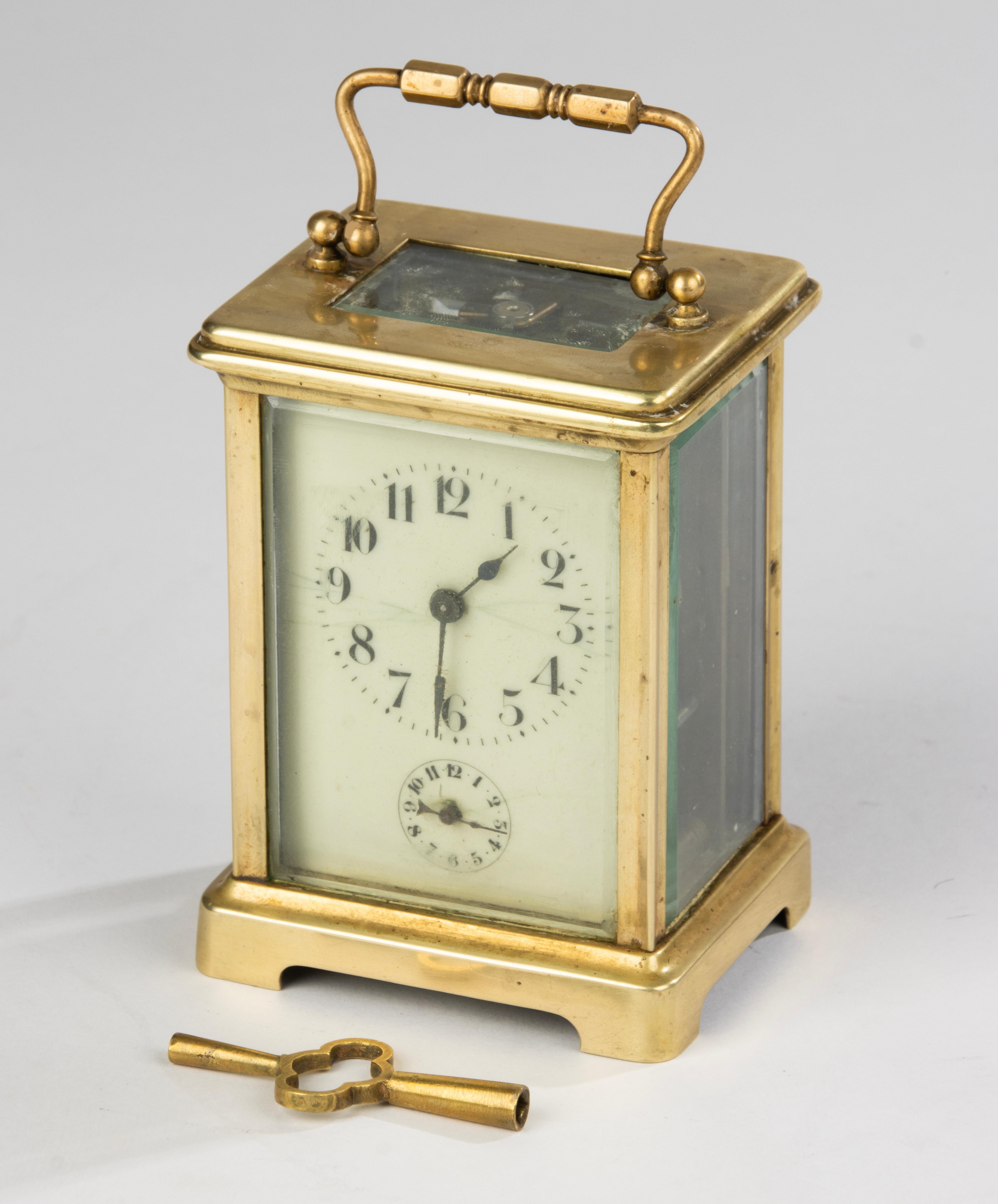 Un precioso reloj de viaje antiguo con función de alarma.
Fabricado en Francia, a finales del siglo XIX.
El reloj también tiene función de alarma.
La caja es de latón, la placa de la esfera está esmaltada.
El reloj está en buen estado y funciona