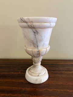 Vaso o urna con piedistallo in marmo intagliato della fine del XIX secolo