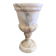 Vaso o urna con piedistallo in marmo intagliato della fine del XIX secolo