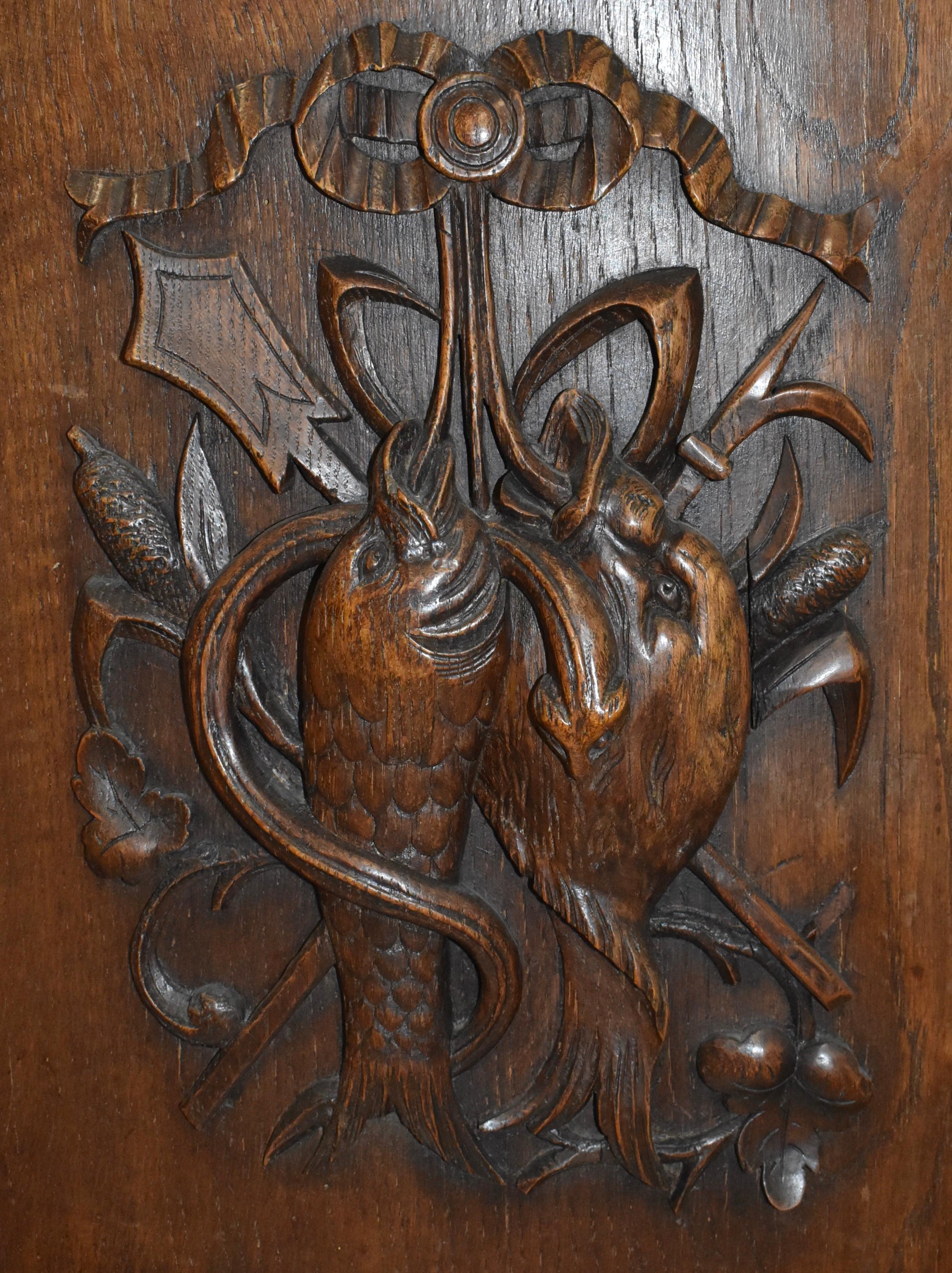 Late-19th Century Carved Oak Bow Front Hunt Corner Cabinet For Sale 7