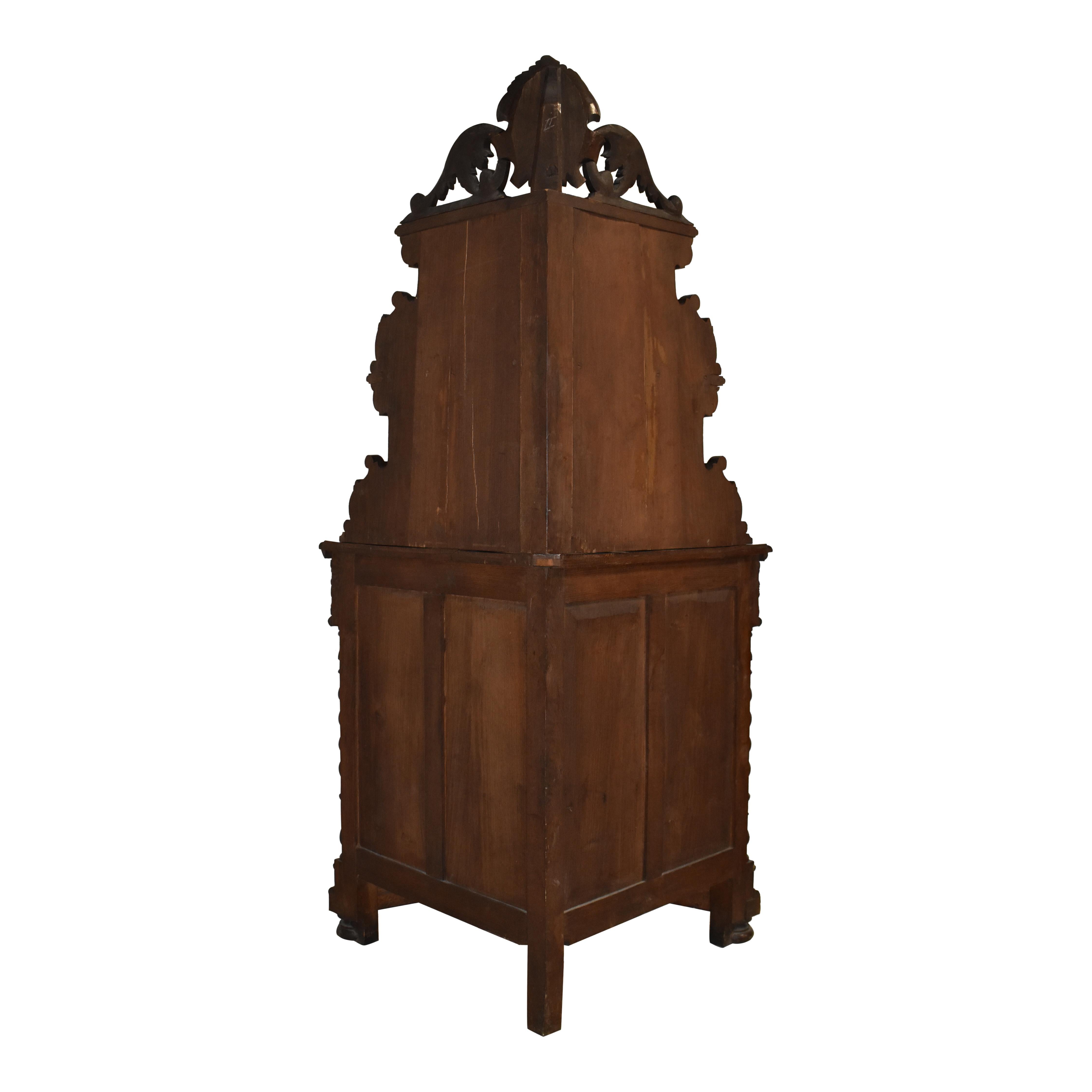 Late-19th Century Carved Oak Bow Front Hunt Corner Cabinet For Sale 9