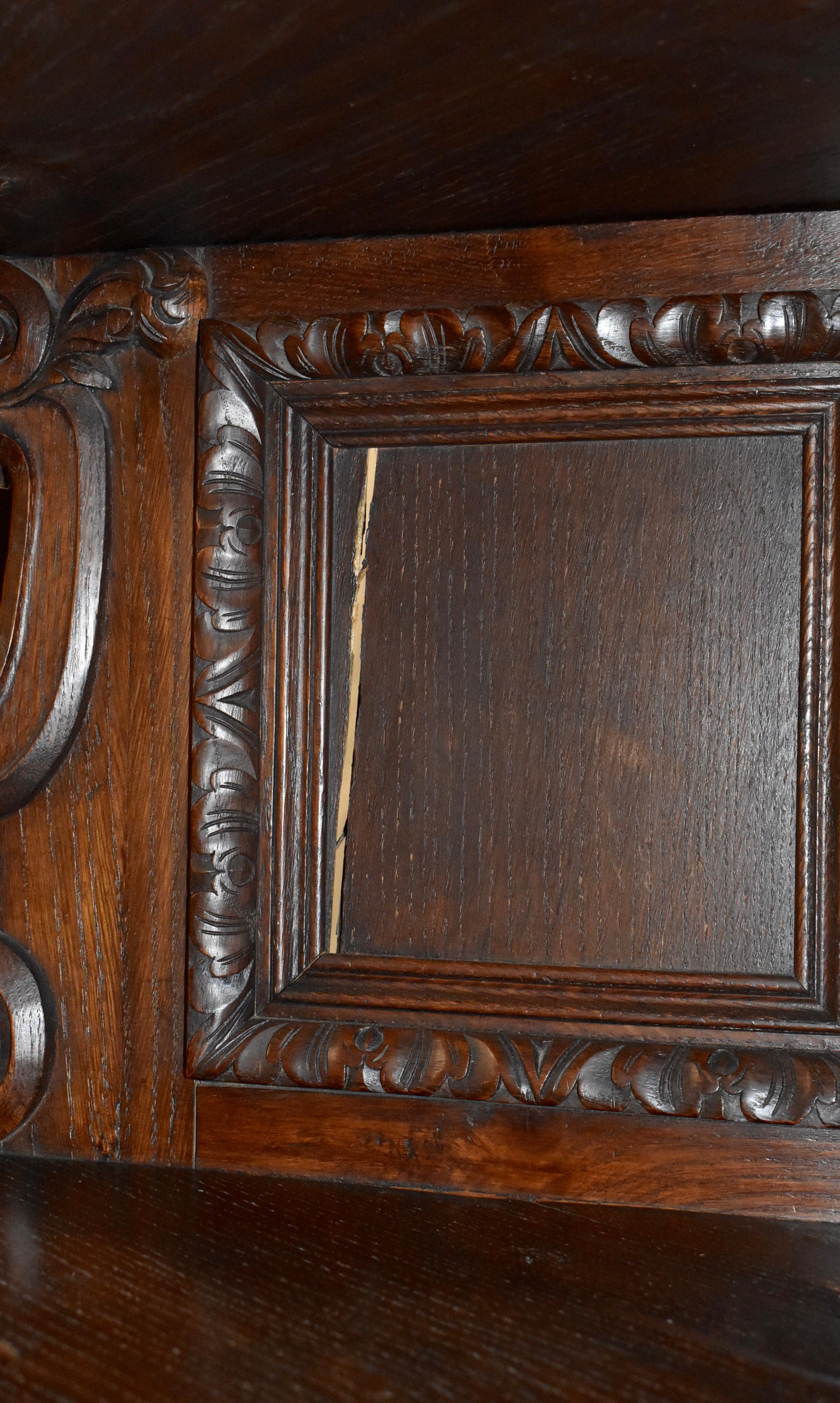 Late-19th Century Carved Oak Bow Front Hunt Corner Cabinet For Sale 12