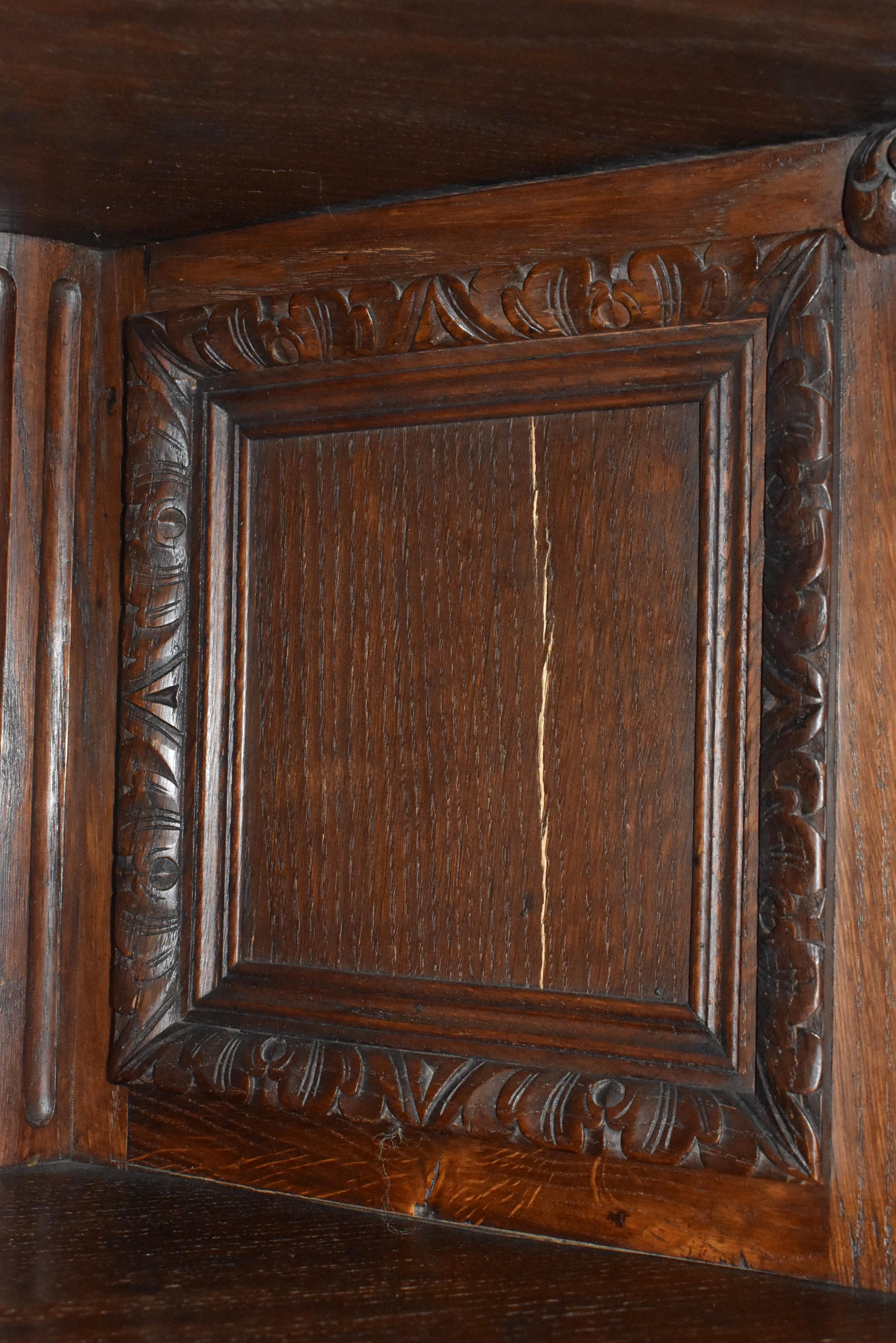 Late-19th Century Carved Oak Bow Front Hunt Corner Cabinet For Sale 14
