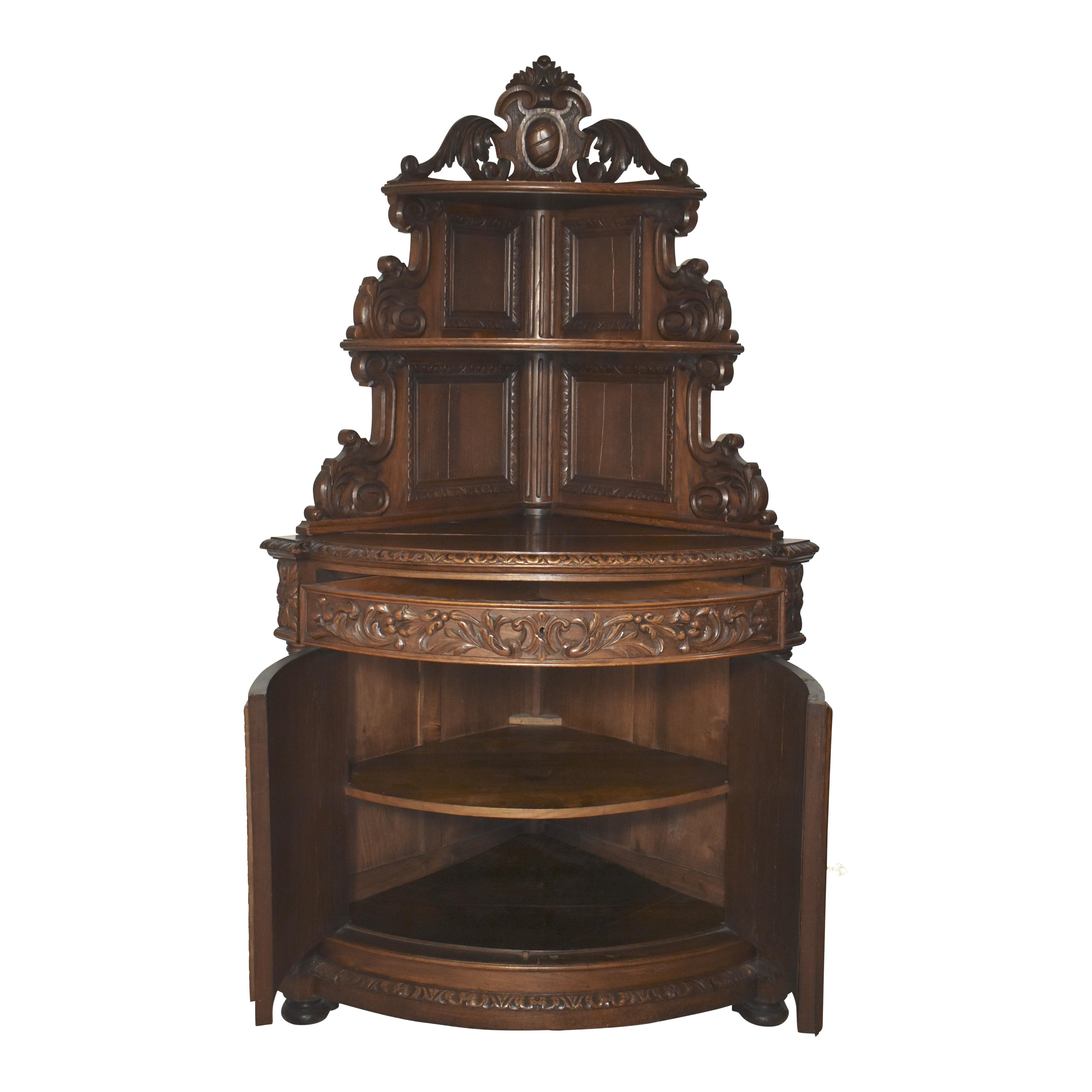 European Late-19th Century Carved Oak Bow Front Hunt Corner Cabinet For Sale