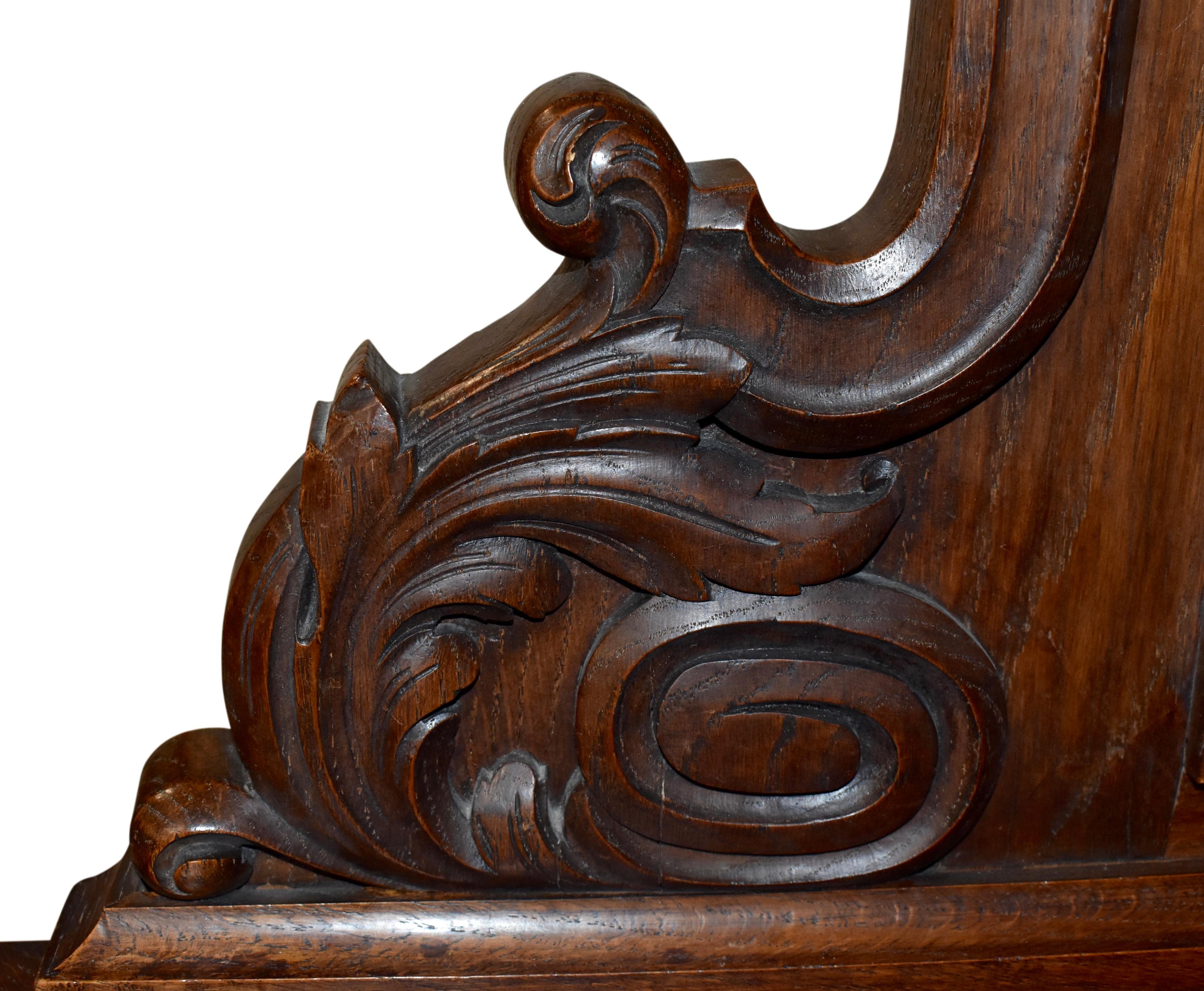 Late-19th Century Carved Oak Bow Front Hunt Corner Cabinet For Sale 4