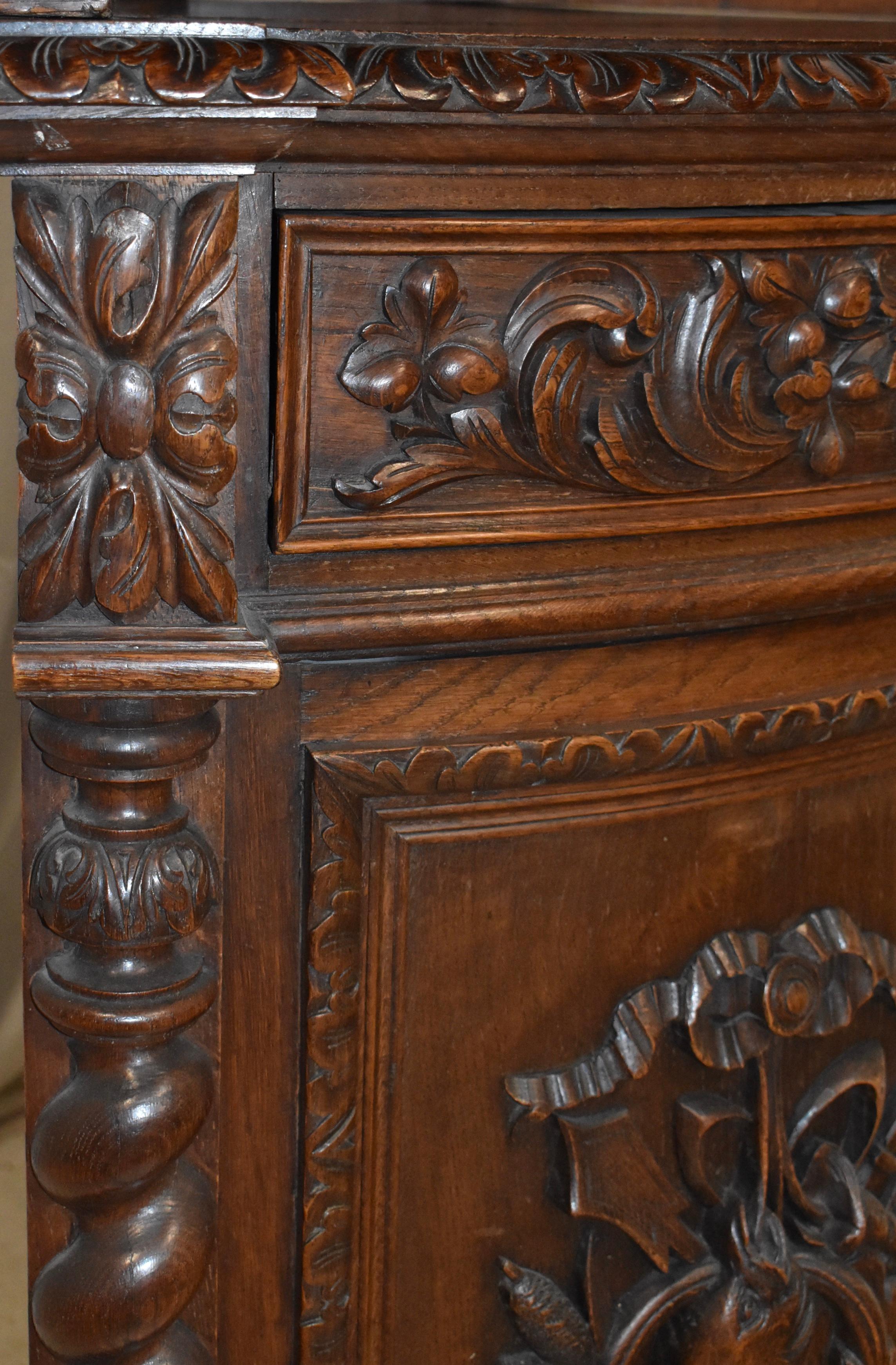 Late-19th Century Carved Oak Bow Front Hunt Corner Cabinet For Sale 5