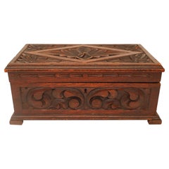 Scatola in rovere intagliato con decorazioni vegetali, fine XIX secolo, inglese, 1880.
